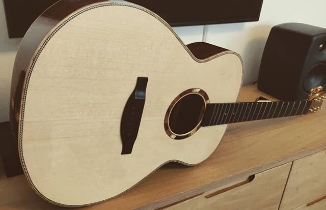 This baby was just strung yesterday. Check out the videos in my stories!
@helsinkitonefest  #brandnew #mastergrade  #acousticguitar #luthier #premiumguitars #woodmosaic #rosette #lutz #rosewood #jumbo-om #timbretones #getyoursnow #madeinfinland #wood