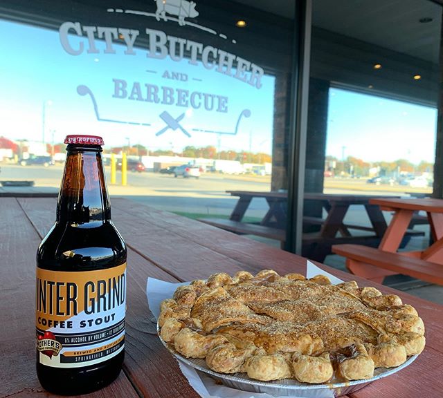 Winter Grind from @mothersbrewing and Apple Pie by @prairiepie are a perfect match after (or before) having our barbecue!