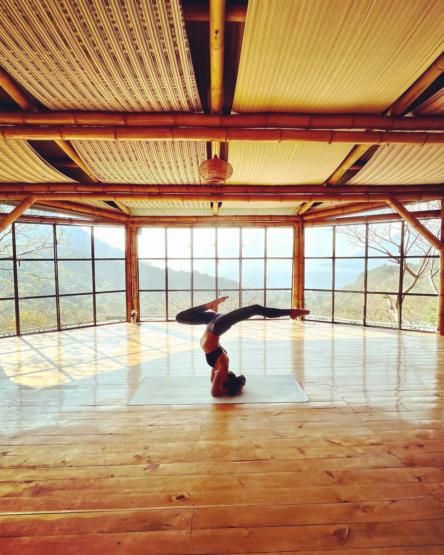 The morning we woke up to the sound &amp; view of an erupting volcano!

#guatemala #retreat #lakeatitlan #yogaforest #sirsasana

📸: @natty__by__nature