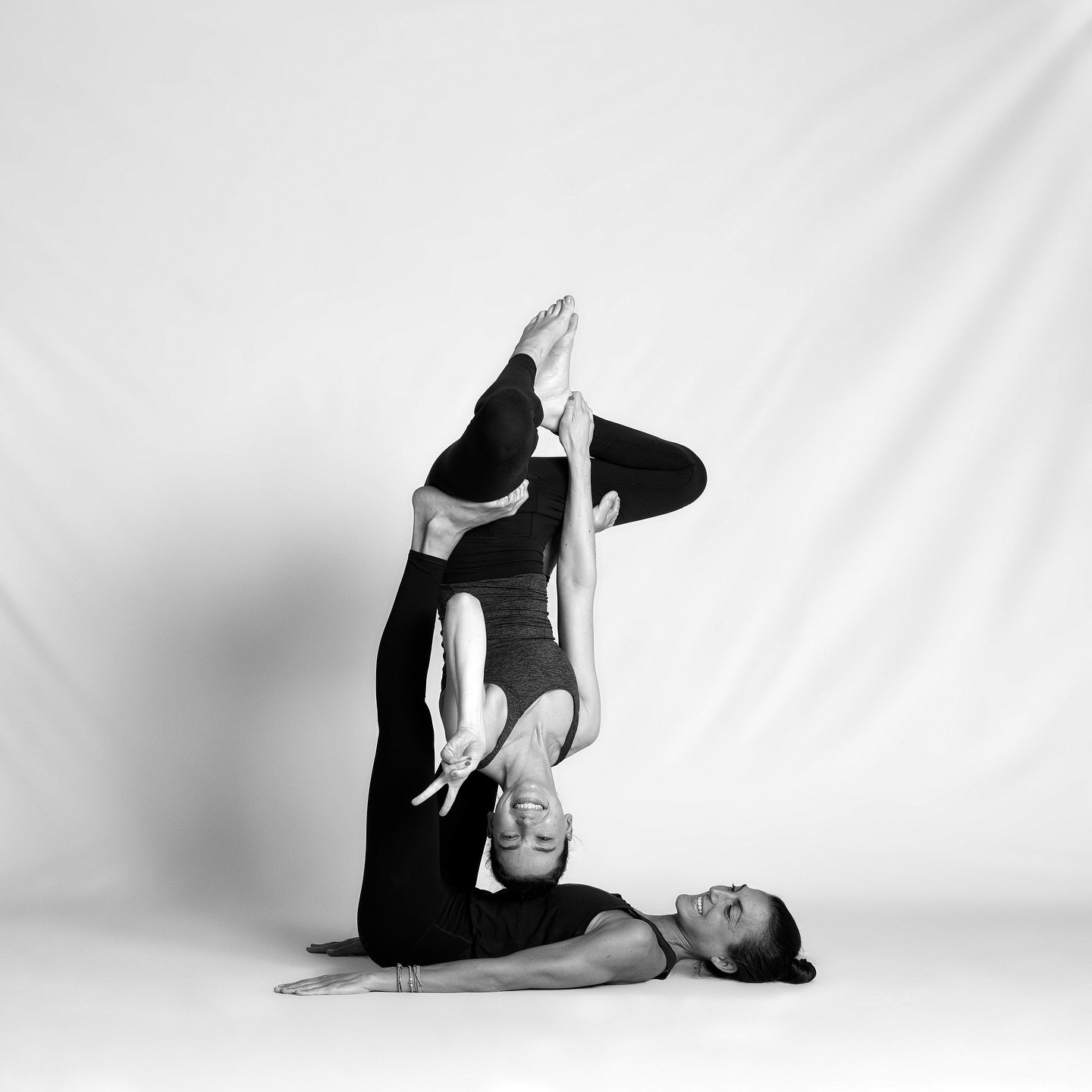 Jyoti {divine light}

Happy Summer Solstice &amp; International Day of Yoga

With the ever trusting @rebecca.munro.yoga &amp; the most talented @yogaphotographer at the @jivamuktiyoga tribe

#dailypractice 
#everlastingsummer