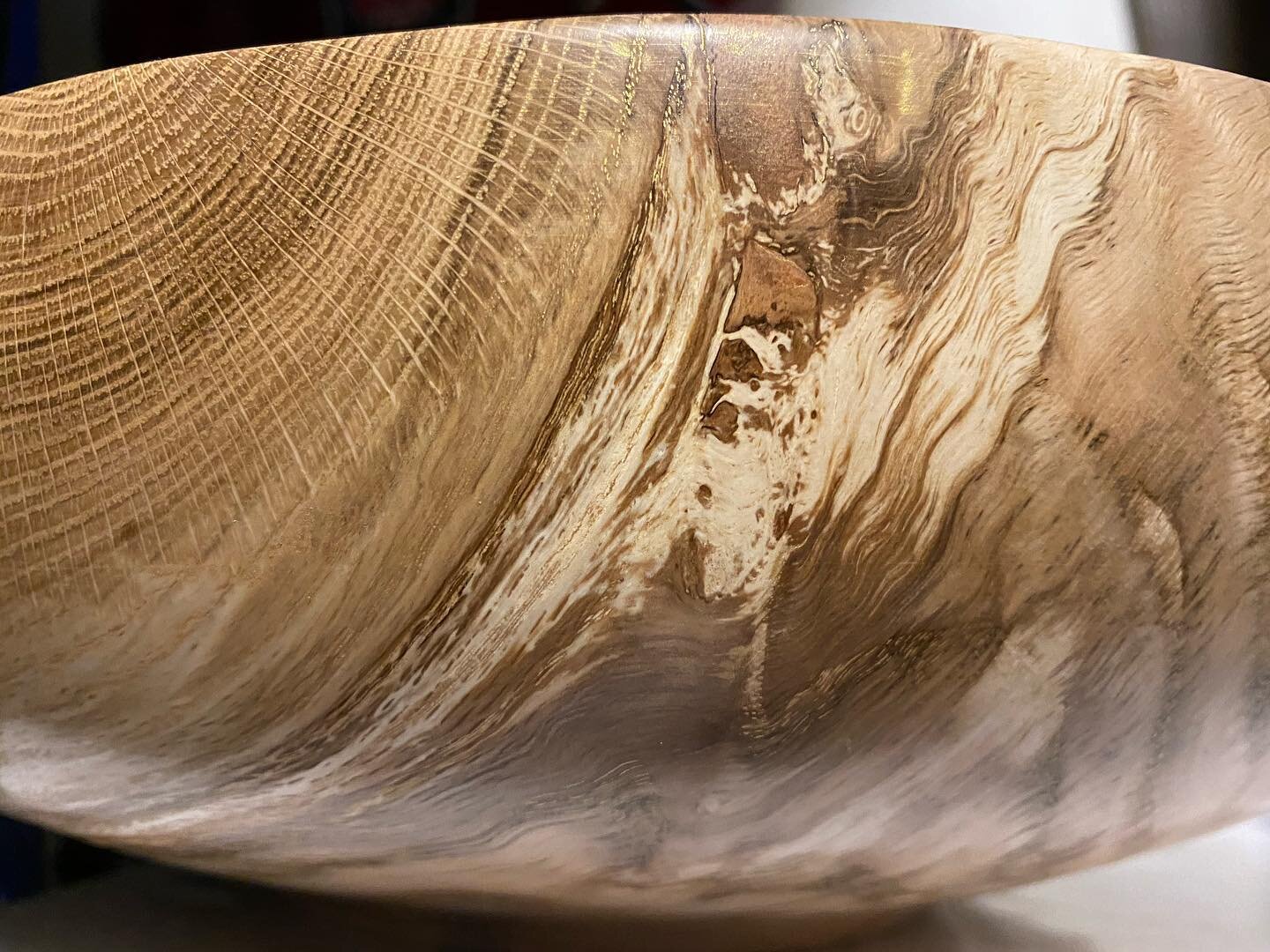Wood is so neat. I was looking at this red oak bowl I have in my office and I just love the way the grain goes all over the place. Also the ray fleck of oak is always neat. I love woodturning!
.
.⁣
.⁣
#whatwoodyouturn #woodturner #wood #woodcraft #wo