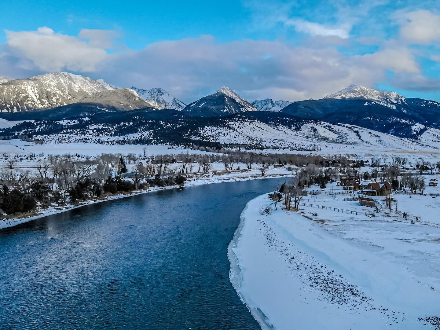 The majestic Yellowstone River; surrounded by towering mountains that seem to touch the sky, the valley is a picturesque haven of beauty!
.
#YellowstoneRiver #ParadiseValley #ScenicBeauty #NatureEnthusiasts #Tranquility #yellowstone