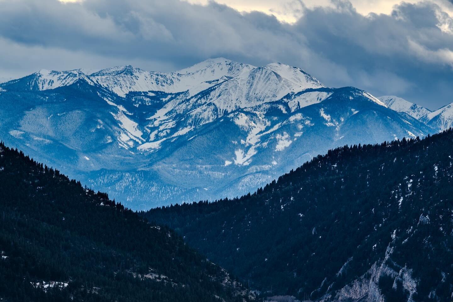 Close Up &amp; Personal, with the Absaroka Mountains.  RIP Toby Keith
.
#explorelivingstonmt #absarokabeartoothwilderness #livingstonpeak #mountbaldy #snowcovered #majesticmountains #freshpowder #montanamoment #yellowstone #yellowstonecountry