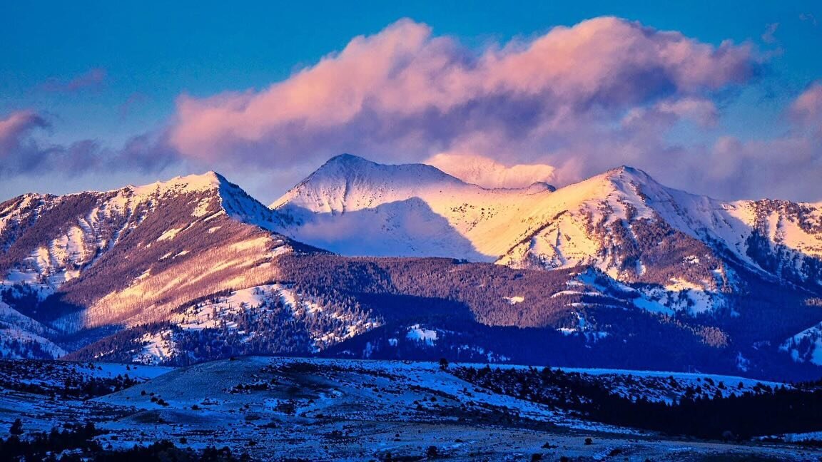Crazy Mountains to the North and Absaroka Mountains to the South at sunset.
.
#crazymountains #absarokabeartoothwilderness #explorelivingstonmt #montanamoment #yellowstonecountry