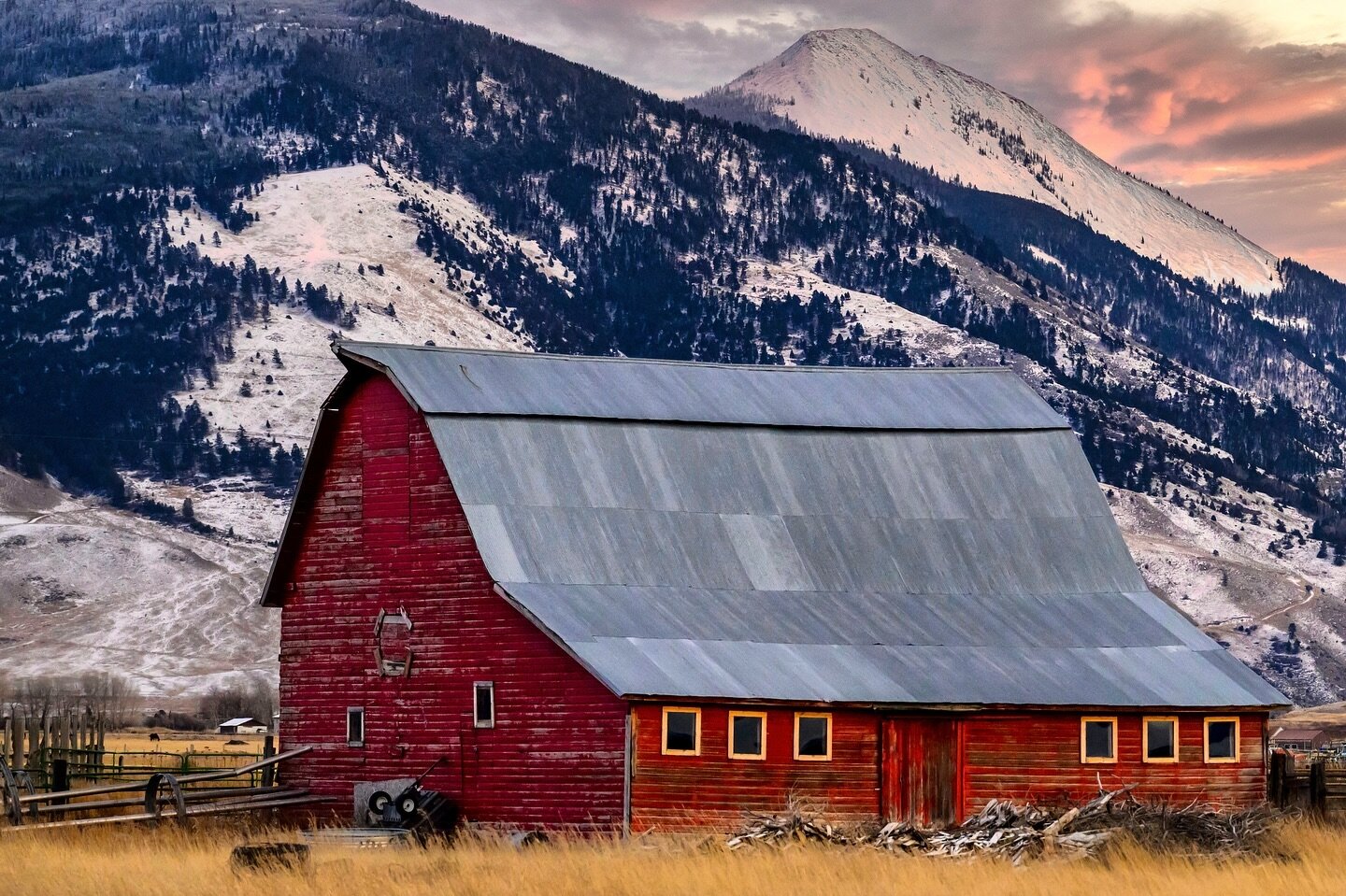 There&rsquo;s Just Something About a Red Barn in the Valley of Montana Mountains!
.
#redbarn #oldbarn #paradisevalley #montanamoment #yellowstone #yellowstonecountry