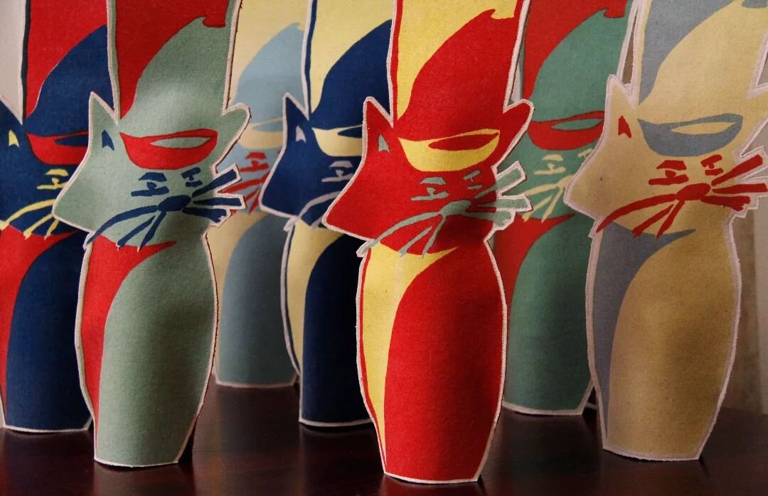 My textile cats. The bottle gaurd. Flaskevogterne. Tomorrow you can find them and me and other handprinted products in @absaloncph to their Grafik marked. 

#handmade #handprinted #flaskevogter #art #boliginteri&oslash;r #kunsth&aring;ndv&aelig;rk #t