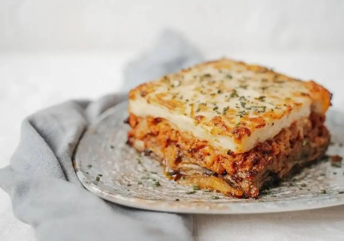 Moussaka artesanal dorada recién salida del horno
