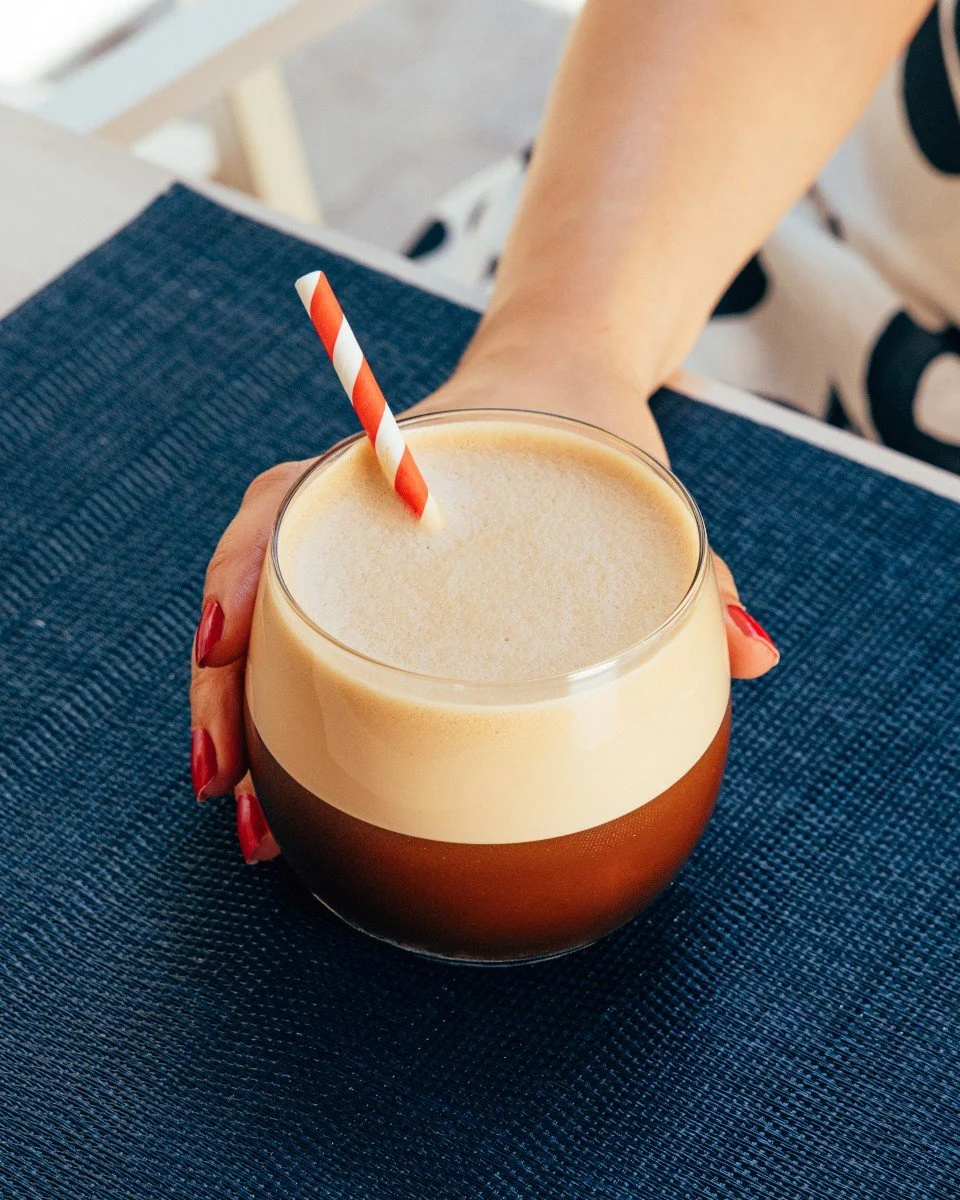 Caf&eacute; freddo, un cl&aacute;sico de nuestra tierra, perfecto para los d&iacute;as de verano. ☕

Desde primera hora de la ma&ntilde;ana y hasta bien entrada la tarde, las terrazas del pa&iacute;s heleno se llenan de gente disfrutando de este caf&