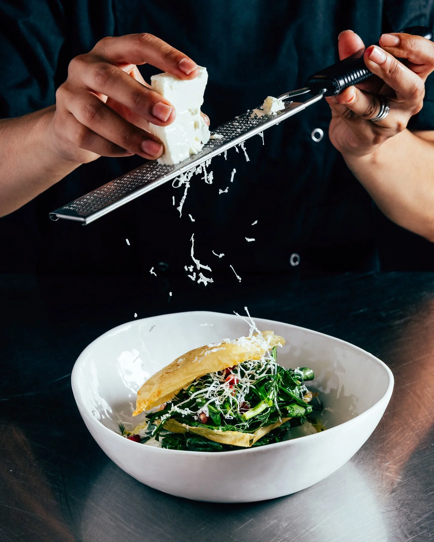 🍽️ Ensalada Spanakopita: espinacas, crema queso feta, eneldo, filo crujiente. 

El verano se termina y regresamos a la rutina, pero eso no significa que no conservemos un pedacito de todas esas sensaciones que hemos vivido durante las vacaciones. Co