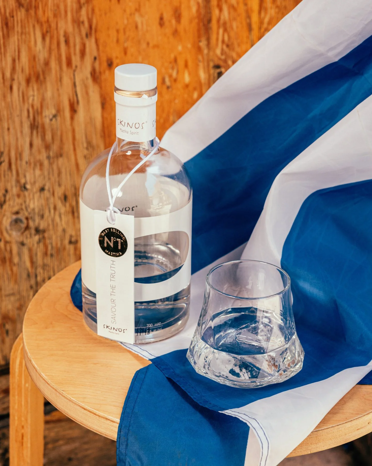 Hoy te mostramos uno de los licores m&aacute;s singulares de Grecia: Skinos Mastiha Spirit, originario de la isla de Qu&iacute;os. 🍸

En esta isla crece un &aacute;rbol &uacute;nico en el mundo, el lentisco, del que se extrae la mastiha &mdash;una r
