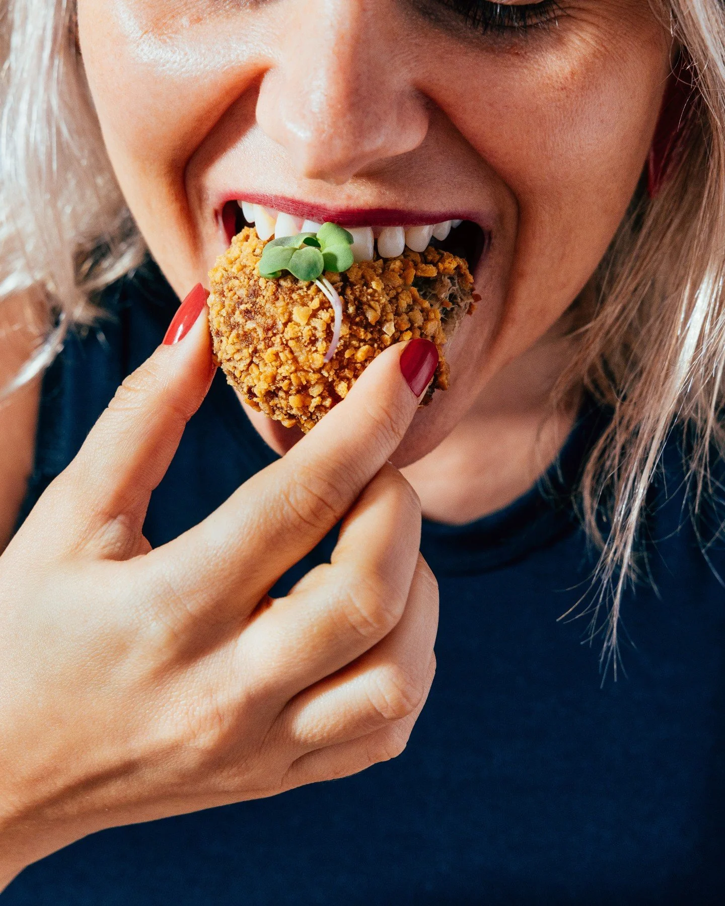 🍽️ Croquetas de cordero guisado. 

Como ya sab&eacute;is si llev&aacute;is alg&uacute;n tiempo por aqu&iacute;, el cordero ocupa un lugar central en la cocina griega. Es la carne de las celebraciones y de las grandes comidas en familia. Y tambi&eacu