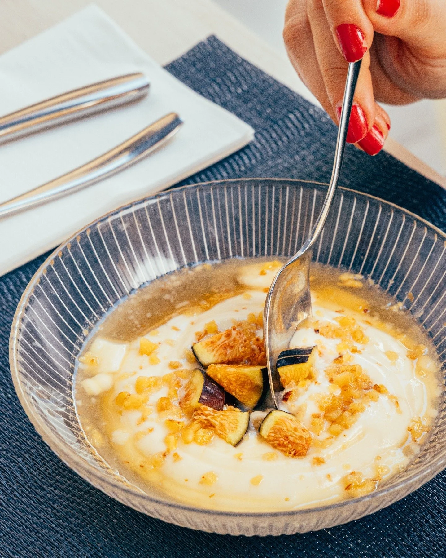 🍽️ Giaourti: yogur, miel y nueces, un cl&aacute;sico griego. 

El yogur griego se cuela en los desayunos y sobremesas de cualquier casa helena. Tradicionalmente hecho a mano, con leche fresca y paciencia, se suele servir acompa&ntilde;ado de miel y 