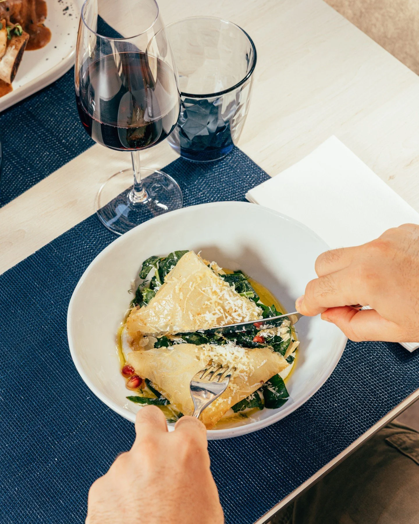 🍽️ Ensalada Spanakopita: espinacas, crema queso feta, eneldo y filo crujiente.

Un plato ligero y lleno de sabor, que trae a tu mesa la frescura de Grecia. Perfecto para compartir, para acompa&ntilde;ar otros platos o para disfrutarlo mientras te de