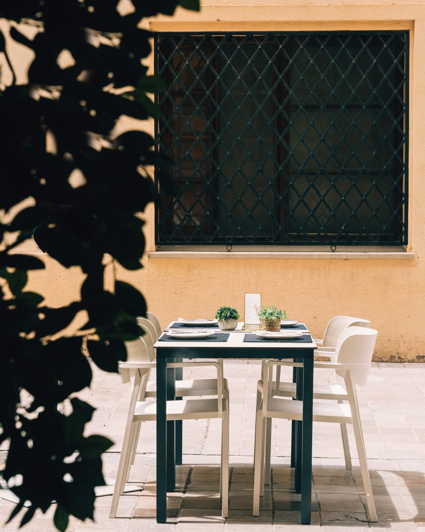 Aunque el verano ya qued&oacute; atr&aacute;s, nuestra terraza sigue siendo el mejor lugar para disfrutar de la luz de Val&egrave;ncia. Y hoy, en un d&iacute;a tan especial como el #9d&rsquo;Octubre, m&aacute;s que nunca. ☀️

Queremos celebrar con to