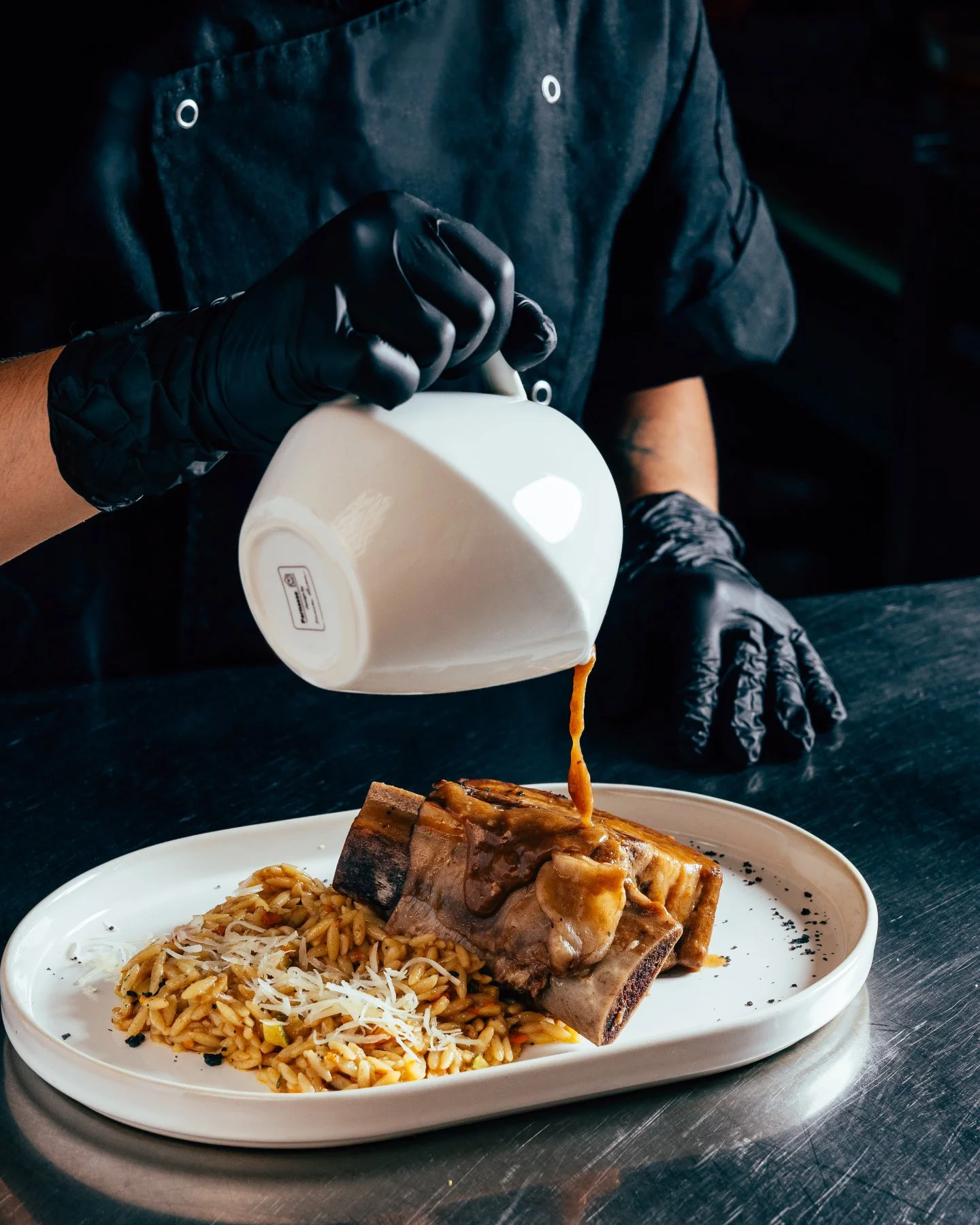 Giouvetsi Short Rib &ndash; Costilla de ternera guisada 🥩

Cocinamos la costilla de ternera a fuego lento en su propio jugo y a&ntilde;adimos tomate natural y hierbas arom&aacute;ticas, hasta alcanzar esa melosidad que solo se logra cuando guisas co