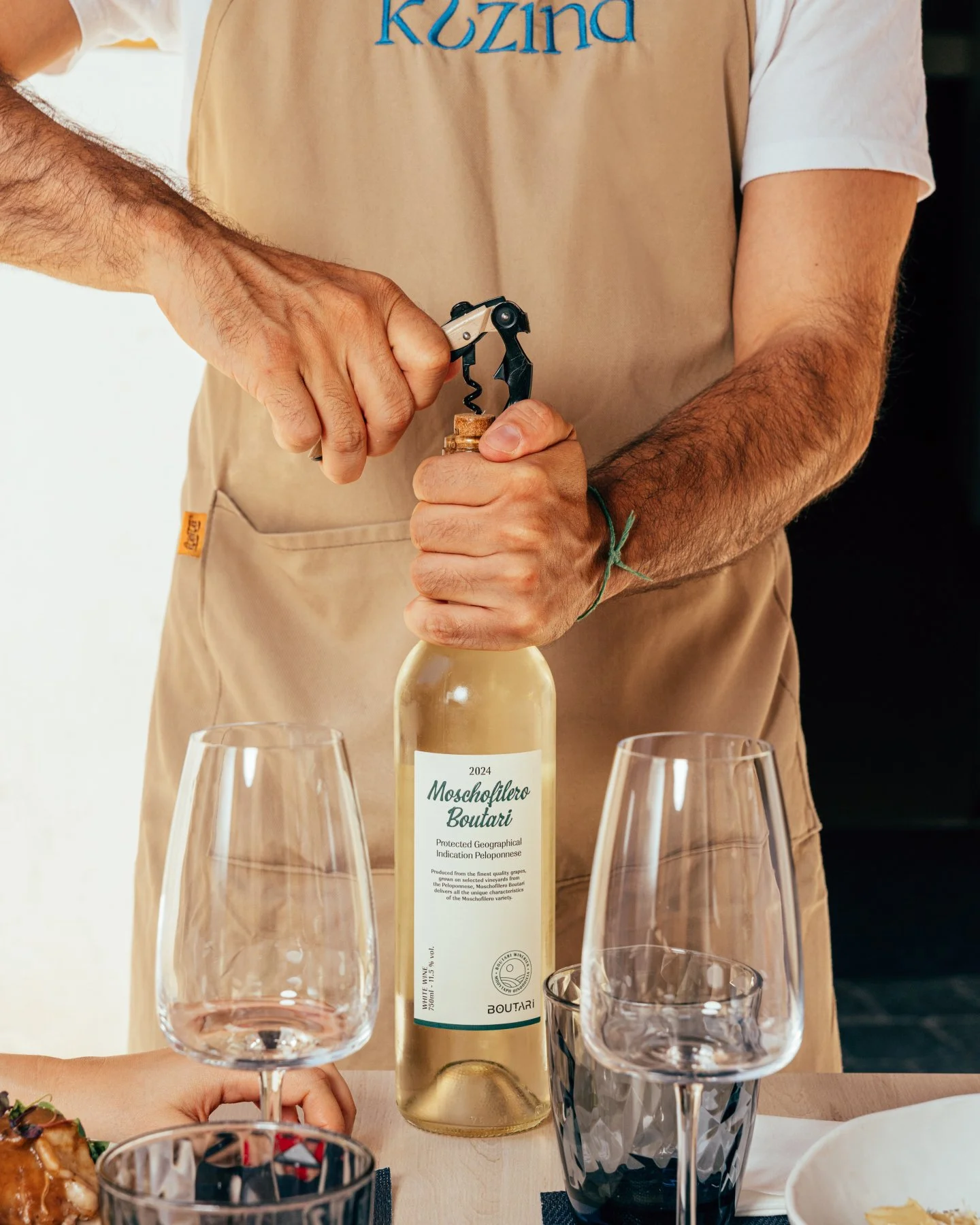 Todo sabe mejor cuando se acompaña de un buen vino. 🍷
Hoy queremos mostraros el Moschofilero Boutari, un fiel reflejo del Peloponeso: fresco y equilibrado, con un tono amarillo pálido y destellos verdes. Sus aromas recuerdan a flores