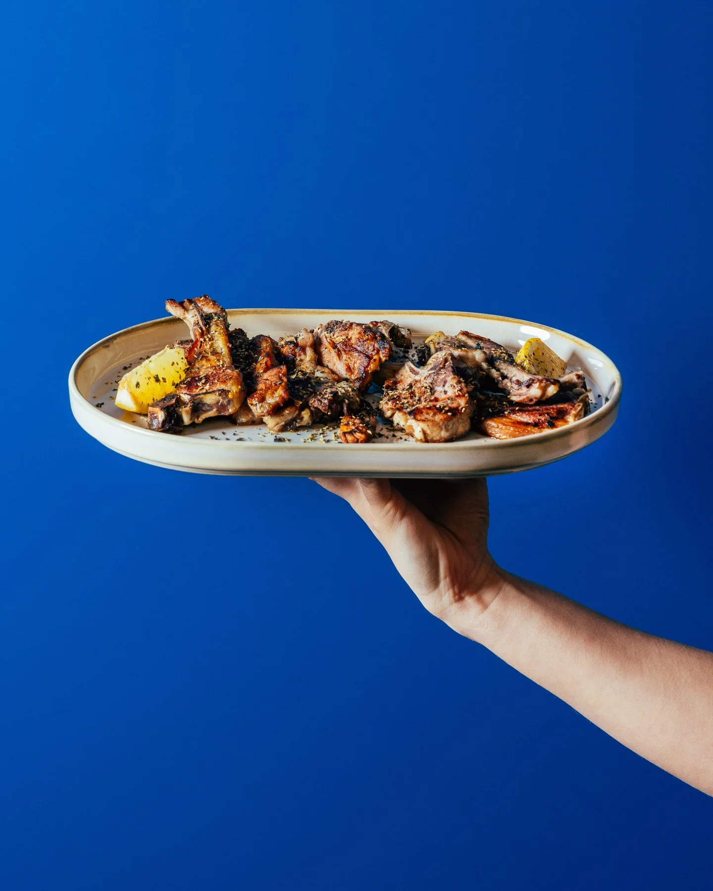 🍽️ Paidakia: chuletillas de cordero manchego a la brasa con or&eacute;gano griego, tiernas y arom&aacute;ticas.

Cada bocado esta receta nos transporta a los patios y tabernas del Egeo, donde la comida se comparte entre risas y conversaciones que se