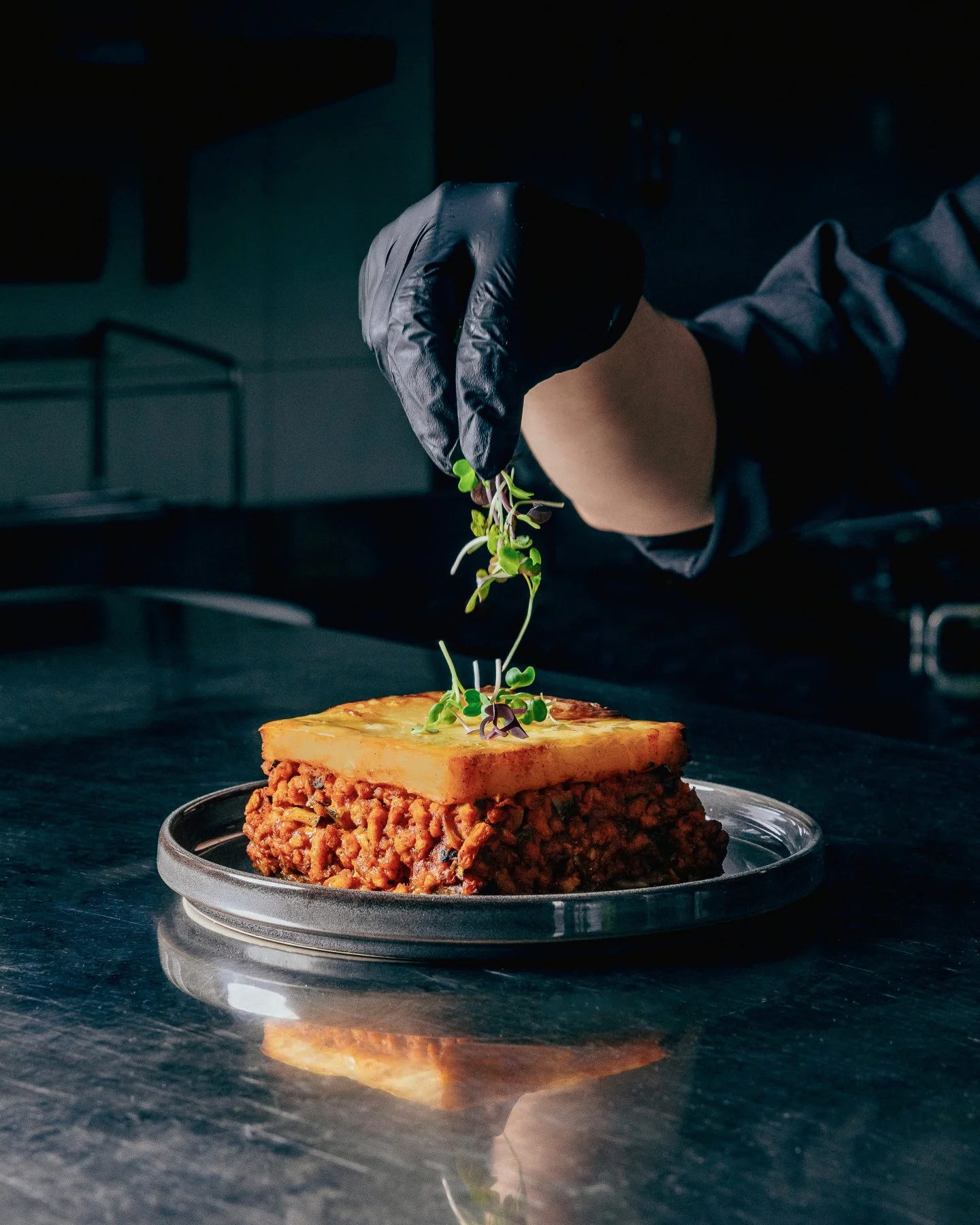 Hay cl&aacute;sicos que nunca pasan de moda... y la moussaka es uno de ellos.

Capas de berenjena, patata y bechamel se funden en un equilibrio perfecto. 

En Kuzina la preparamos como manda la tradici&oacute;n, pero tambi&eacute;n en versi&oacute;n 