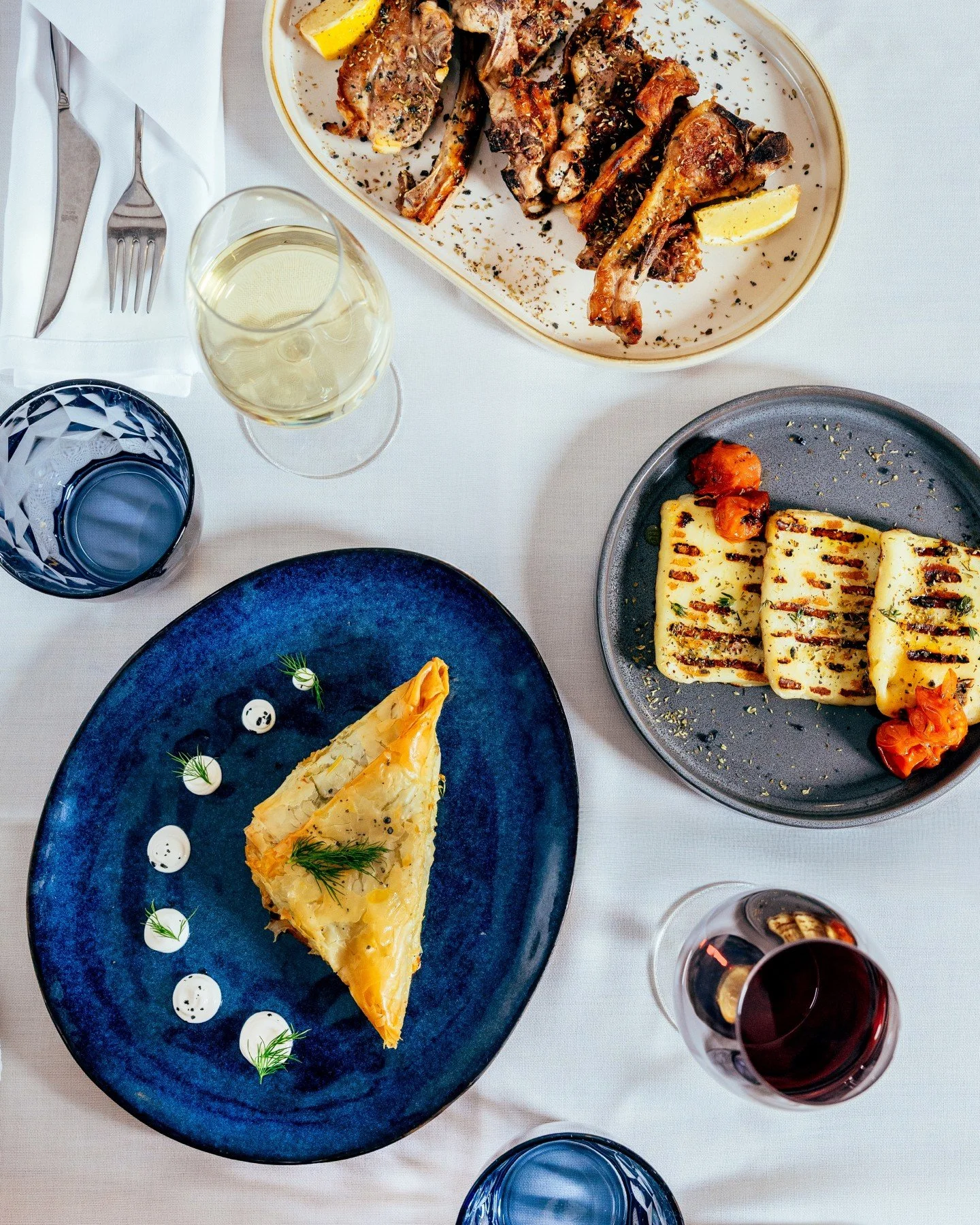 En Grecia &ndash;igual que en Val&egrave;ncia&mdash;compartir la comida es casi una religi&oacute;n, un ritual: el de sentarse juntos, mirarse a los ojos y brindar por lo que importa. 

Una costumbre que nace de una certeza: que la buena comida, cuan