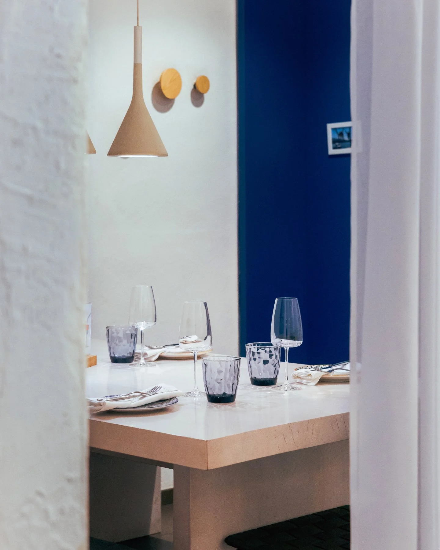 Hay lugares que no necesitan pasaporte para hacerte viajar. Kuzina es uno de ellos. ✈️

En pleno coraz&oacute;n de Val&egrave;ncia, nuestra cocina tiende un puente entre dos orillas del Mediterr&aacute;neo. Aqu&iacute;, los aromas de or&eacute;gano, 