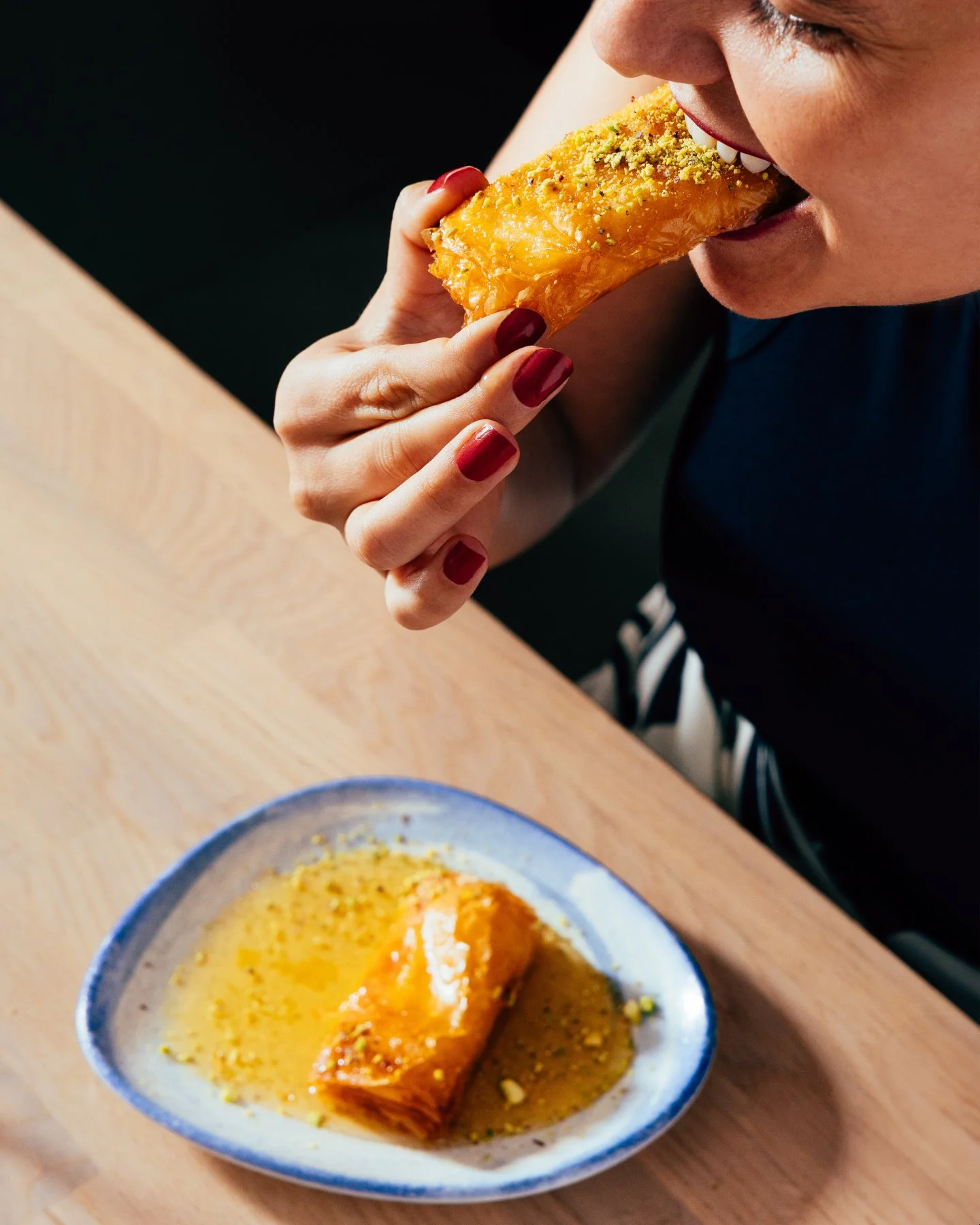 🍽️ Feta Tigani Me Mel: queso feta rebozado, frito hasta quedar dorado y crujiente, coronado con miel y semillas de s&eacute;samo.

Este plato naci&oacute; como aperitivo en el norte del pa&iacute;s y con el tiempo se convirti&oacute; en una constant