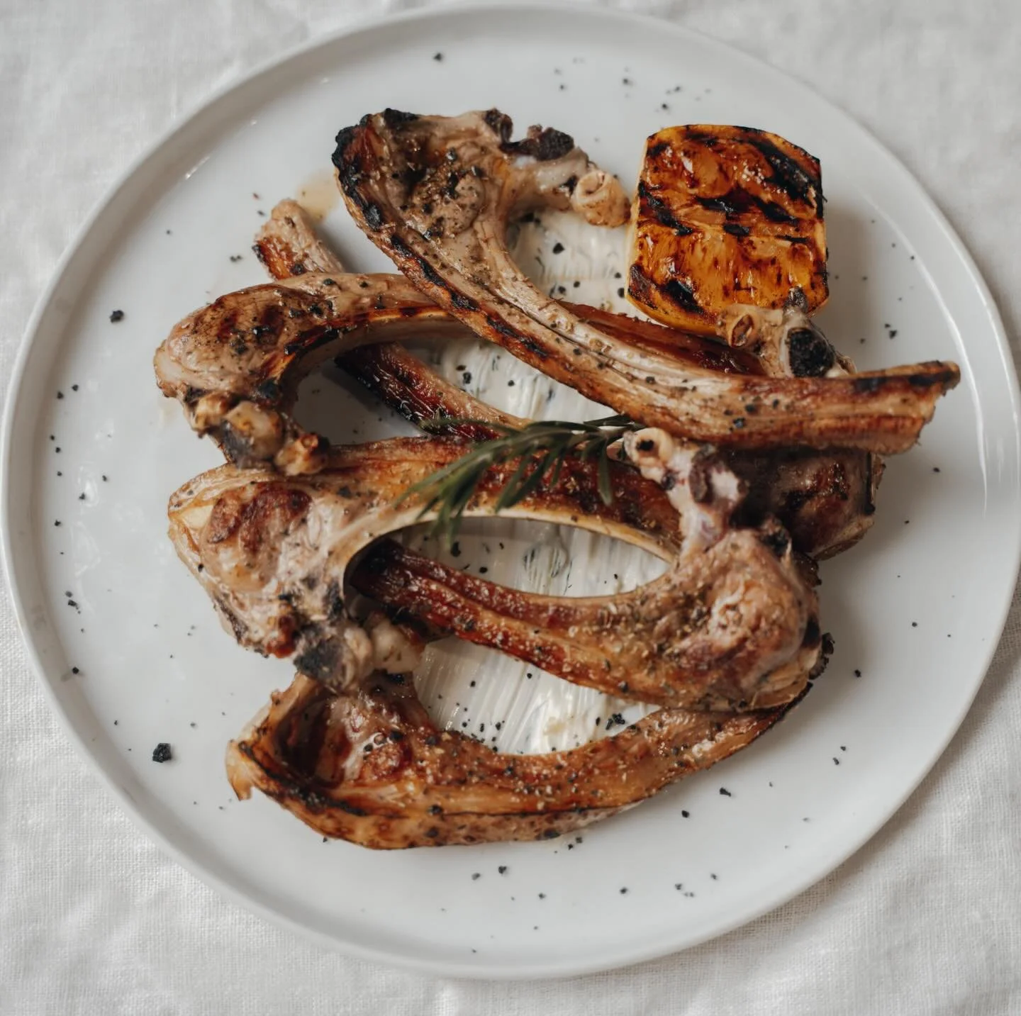 Nuestras chuletillas de cordero, tienen un punto irresistible: tiernas, arom&aacute;ticas y con ese toque mediterr&aacute;neo que convierte el plato en un momento especial.
Van perfectas para quienes buscan algo con car&aacute;cter y sabor de verdad.