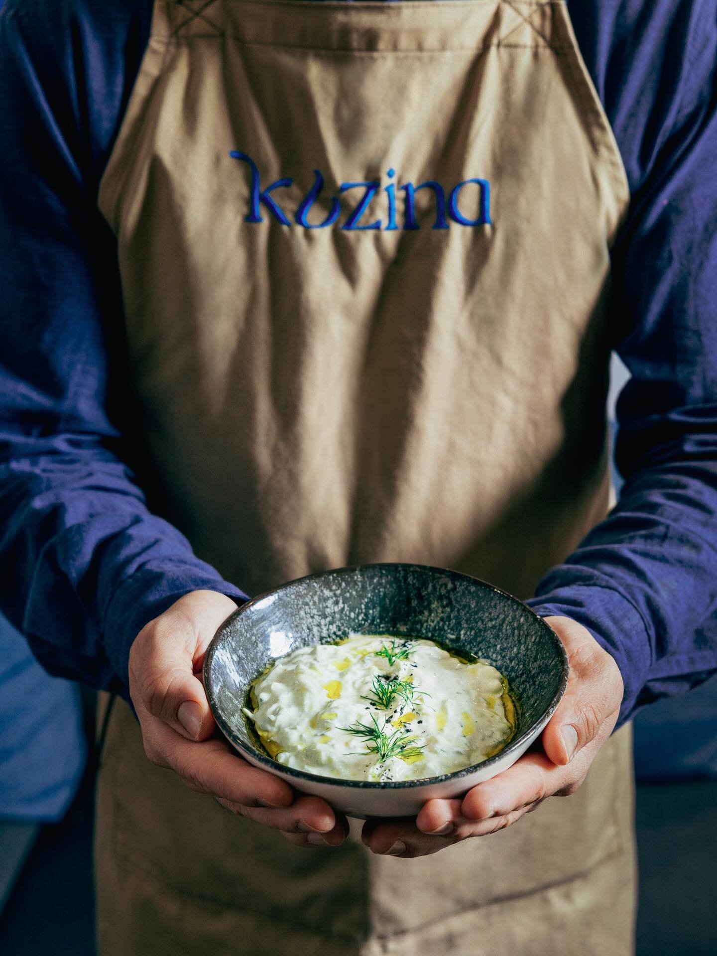 El secreto del buen tzatziki est&aacute; en los detalles, y el eneldo juega un papel protagonista. Ese aroma herbal, limpio y suave, aporta una frescura que eleva cada cucharada.
Un toque que hace que el yogur, el pepino y el ajo encajen con armon&ia