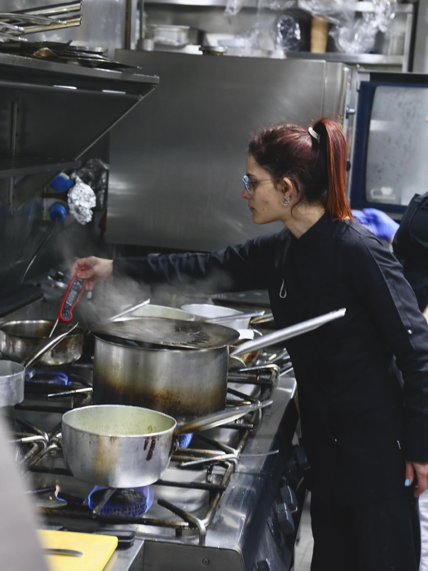 Esta Navidad 🎄Kuzina est&aacute; llena de mesas, risas y platos que se comparten sin prisa.
La mayor&iacute;a de fechas ya est&aacute;n completas y quedan muy pocas mesas disponibles, pero el ambiente sigue siendo el de siempre: buena comida, conver