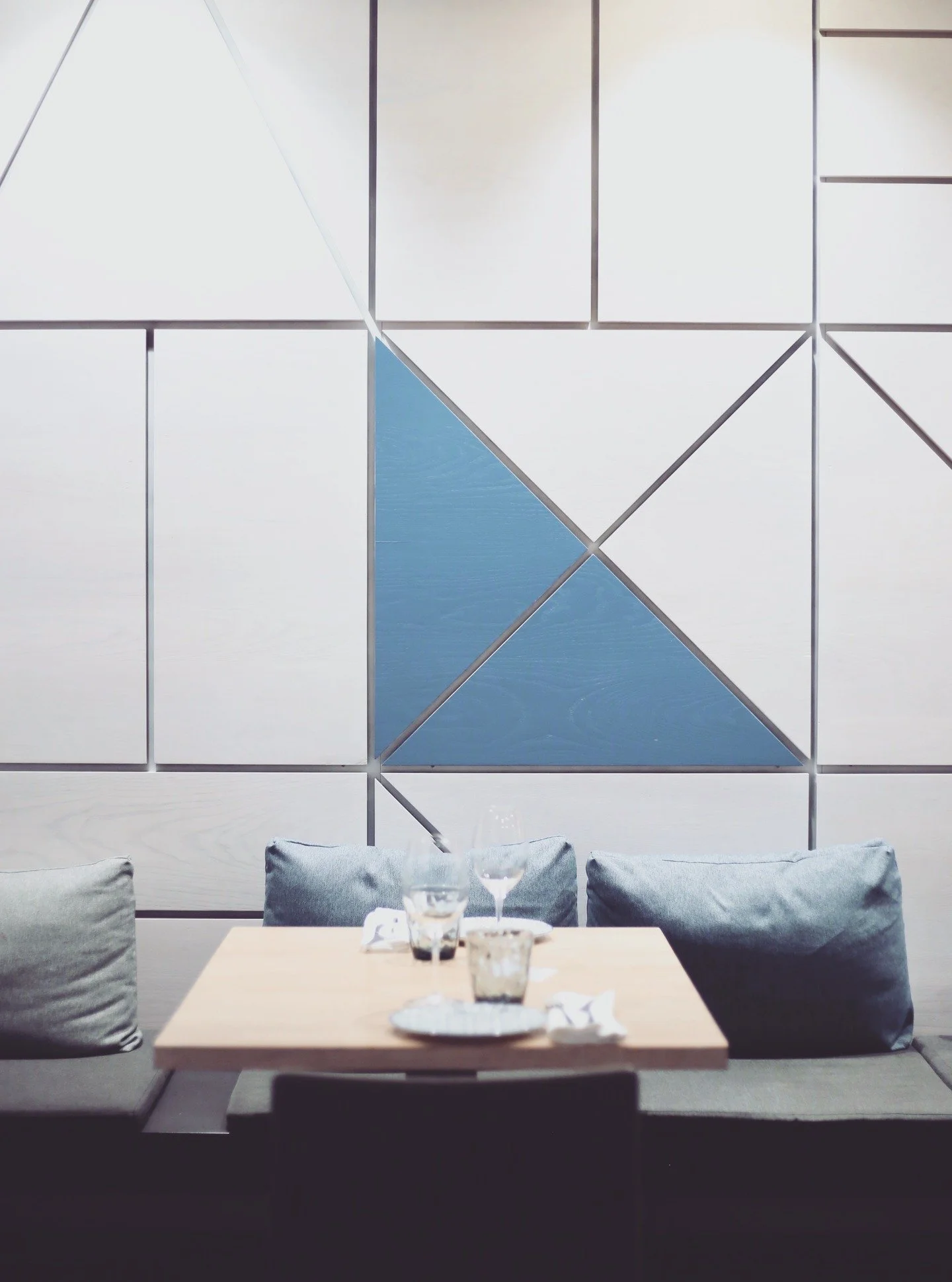 El azul de Kuzina ya empieza a sentir el ambiente de Fallas 🔵✨
Valencia se prepara para unos d&iacute;as intensos: calles llenas, p&oacute;lvora, m&uacute;sica y muchas ganas de salir. Y como cada a&ntilde;o, el centro se llena r&aacute;pido.
Si est