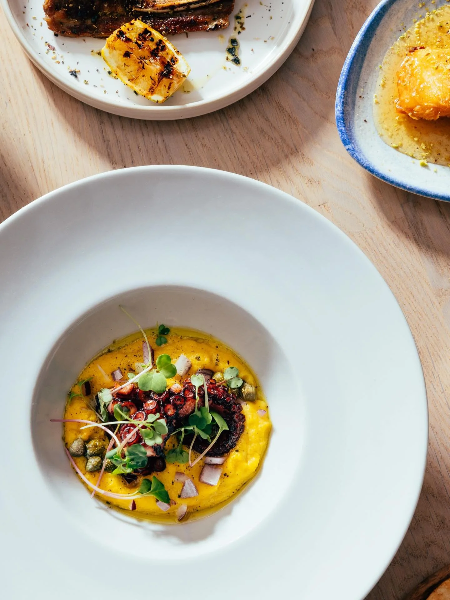 Hay platos que tienen algo especial, y el pulpo con fava de Santorini es uno de ellos 🐙✨ Cremoso, delicado y con ese equilibrio que hace que todo encaje en la mesa. Es de esos que se comparten, se comentan y se recuerdan.

Para hoy ya quedan pocas m