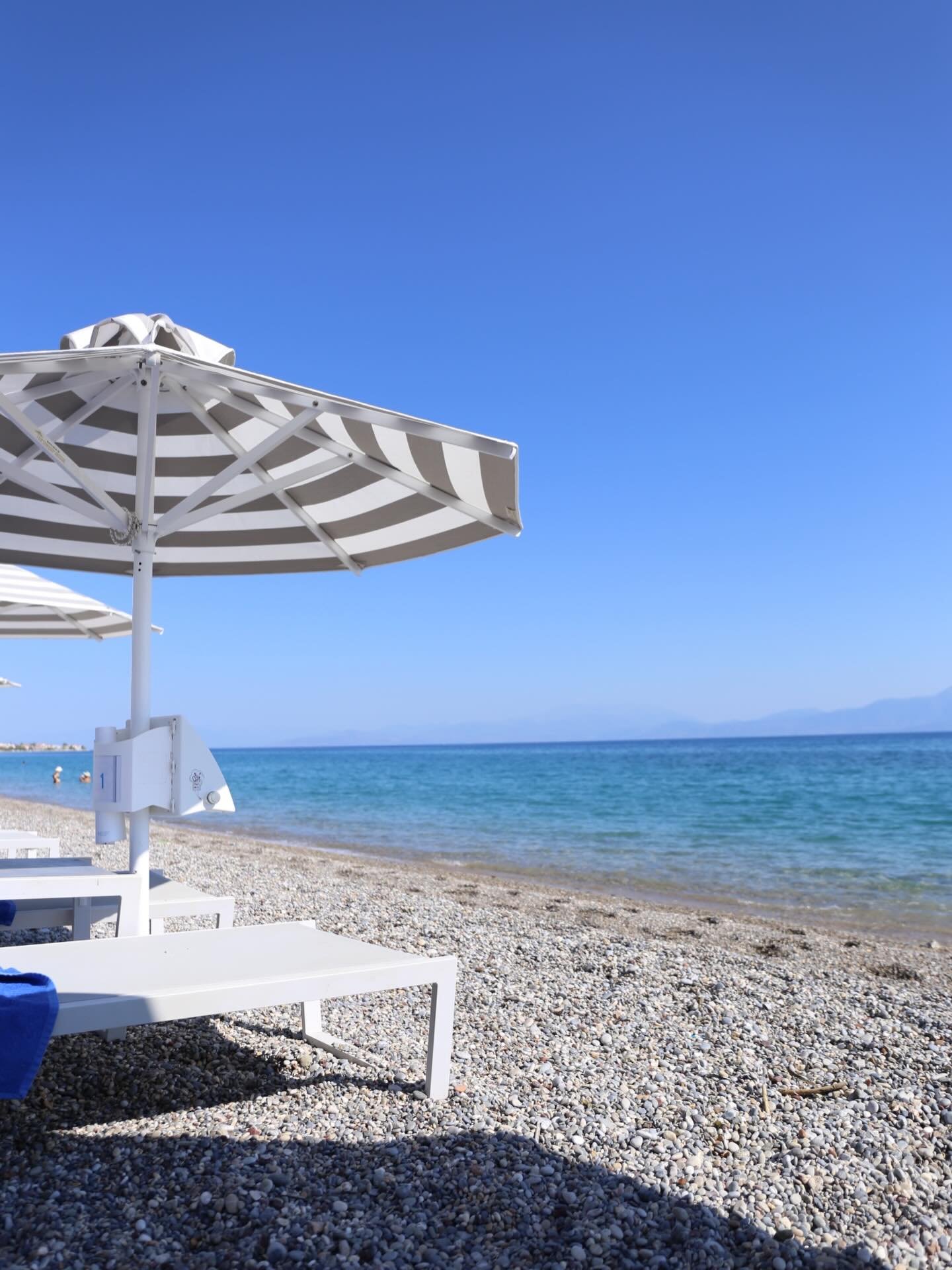 Aunque aqu&iacute; seguimos entre nubes, viento y alguna que otra lluvia, la cabeza ya empieza a viajar sola ☁️🌊
Esta foto es de Kiato, nuestra ciudad en Grecia, uno de esos lugares donde el mar siempre est&aacute; cerca y el ritmo cambia sin darte 