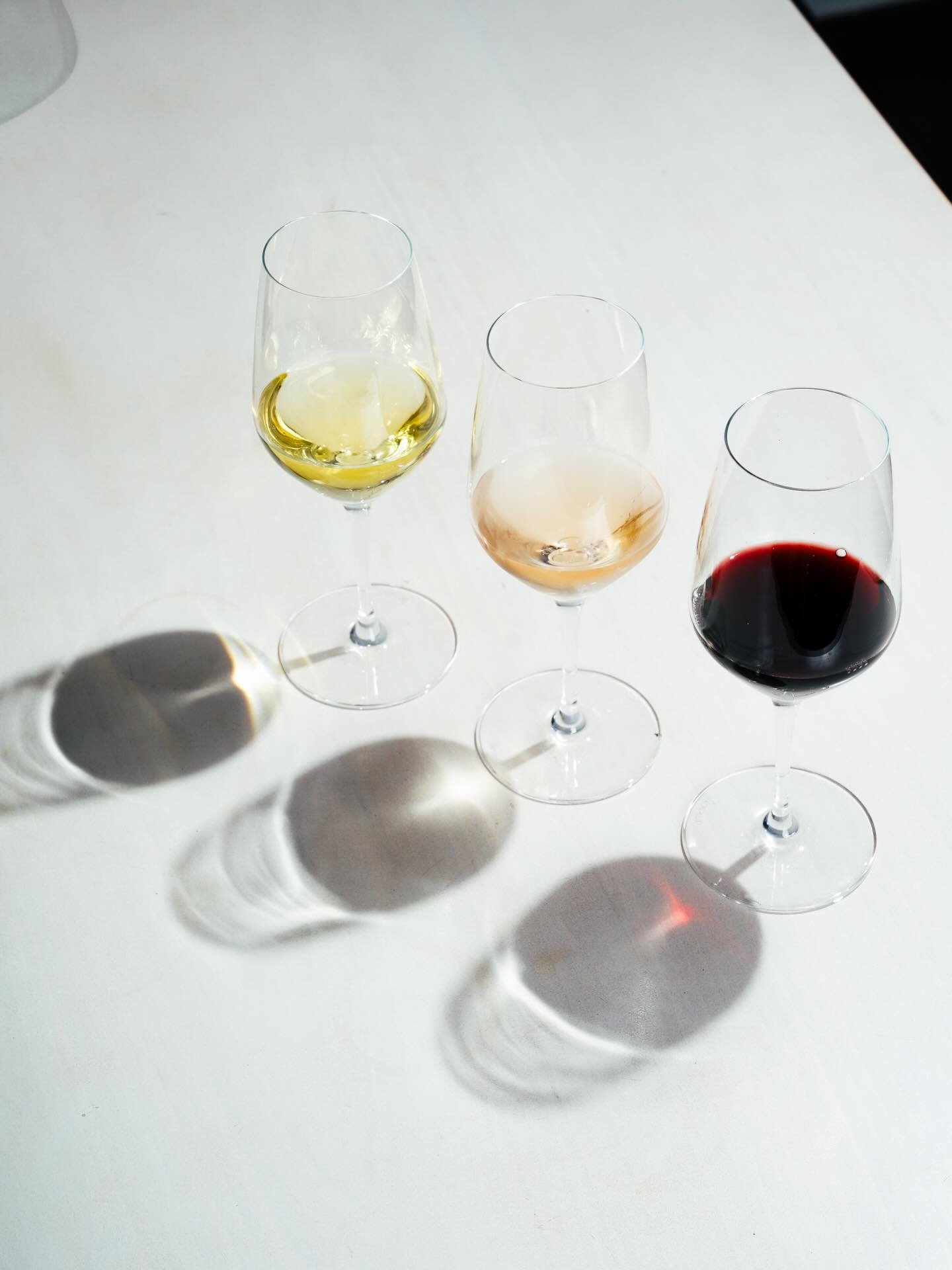 Copas que abren conversaci&oacute;n 🍷

El vino griego tiene algo especial: no intenta parecerse a otros, tiene identidad propia. Variedades como #Assyrtiko fresco y mineral, perfecto para quien busca blancos con car&aacute;cter; Malagousia, m&aacute