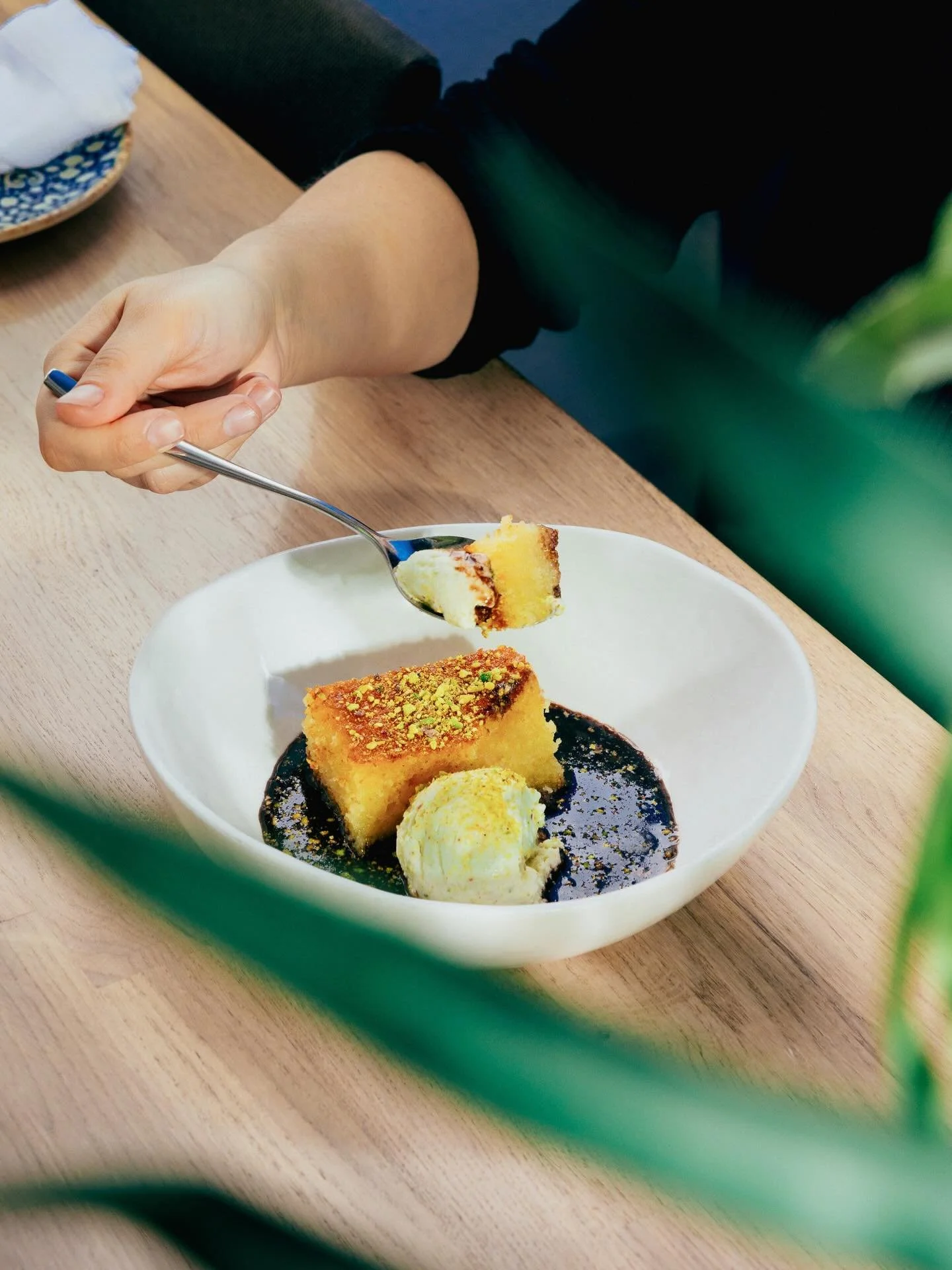 #Portokalopita es uno de esos postres que no se explican en una l&iacute;nea, porque detr&aacute;s hay receta, costumbre y tiempo 🍊

Se hace con masa filo desmenuzada, yogur griego, huevos, aceite suave y mucha naranja: ralladura, zumo y aroma. La m