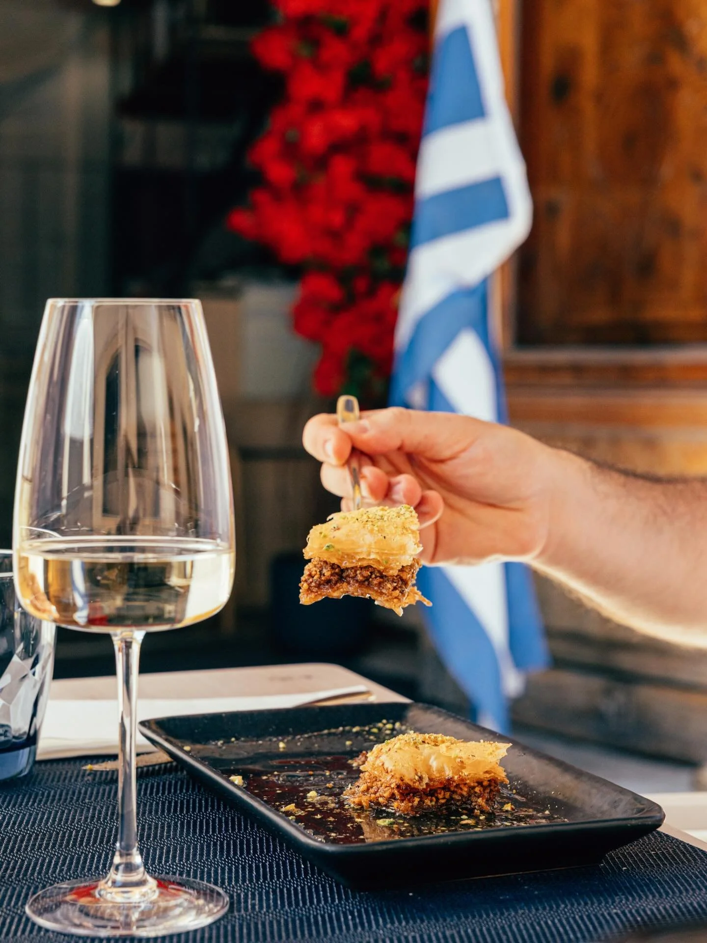 Baklava no es para compartir&hellip; pero se comparte igual 😅🍯
Llega a la mesa, alguien dice &ldquo;probamos un poco&rdquo; y, sin darte cuenta, ya est&aacute;s negociando el &uacute;ltimo trozo. Dulce justo, textura que engancha y ese momento fina