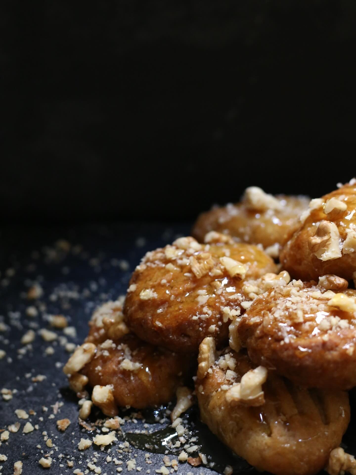 Hoy la yaya se ha puesto manos a la masa y ha salido una bandeja de melomakarona que ha volado. Entre uno y otro, algunos no hemos parado de comer.
Miel, nuez, canela y ese olor tan de Navidad. Con un poco de suerte, alguno se salvar&aacute; y llegar