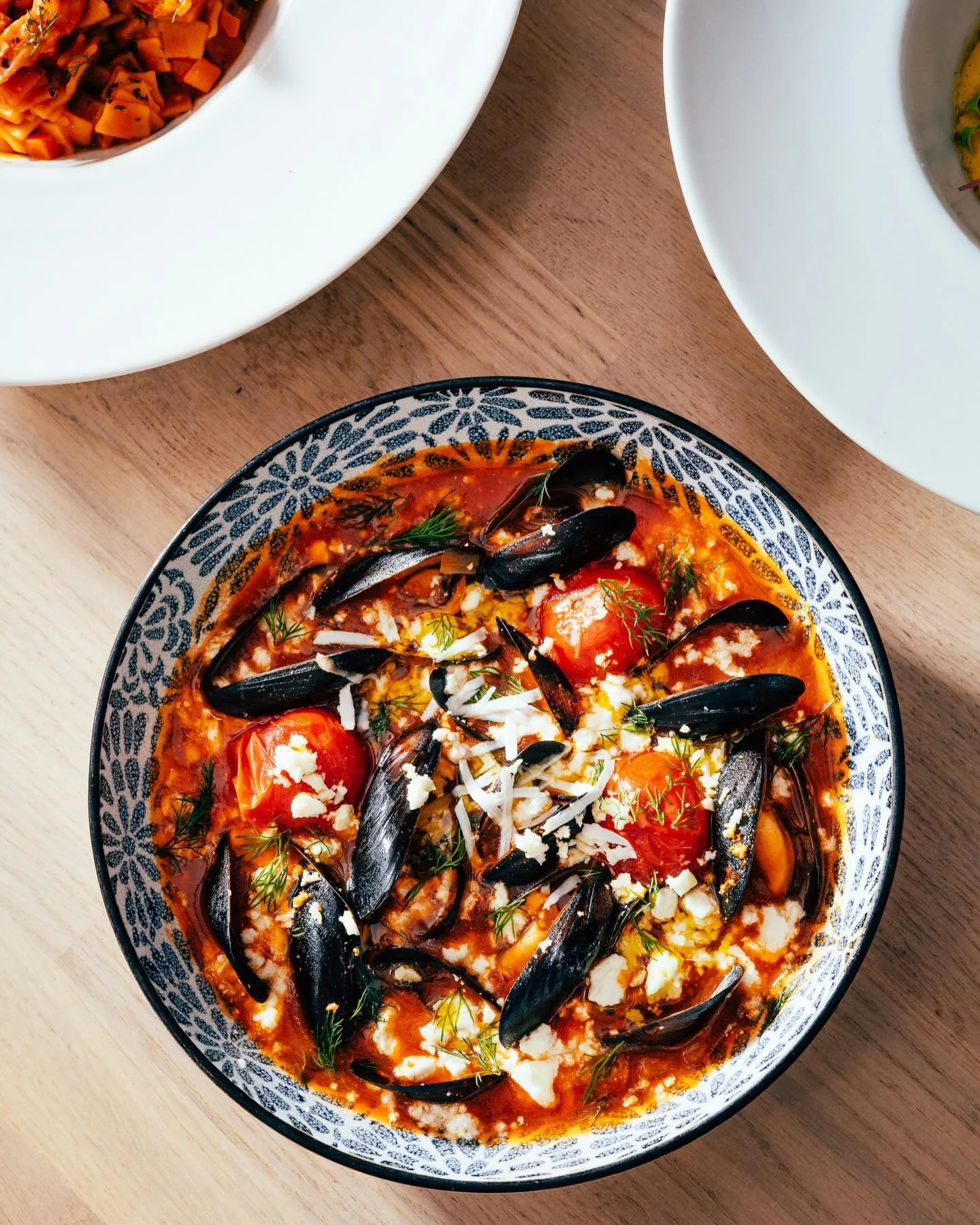 Mejillones Saganaki 🇬🇷

Un plato muy de casa. De los que se comen en mesa grande, con pan en medio y conversaci&oacute;n que no se acaba. Mejillones en salsa de tomate, queso feta fundido y ese sabor que recuerda directamente a una taberna junto al