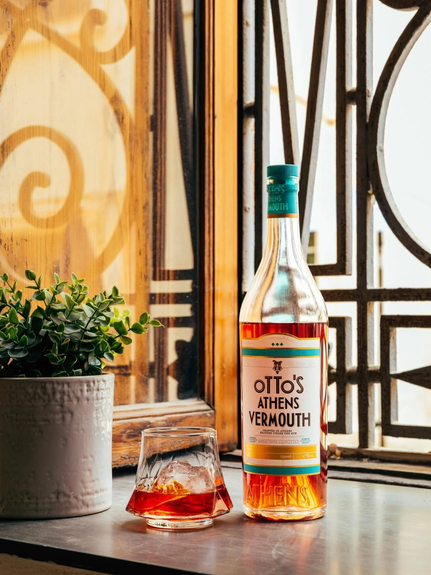 Hay vermuts y hay vermuts. 🫒
Otto&rsquo;s es el primero que se hizo en Atenas. Naci&oacute; cuando la ciudad se convirti&oacute; en capital de Grecia y un destilador local empez&oacute; a elaborarlo con lo que ten&iacute;a alrededor: p&eacute;talos 