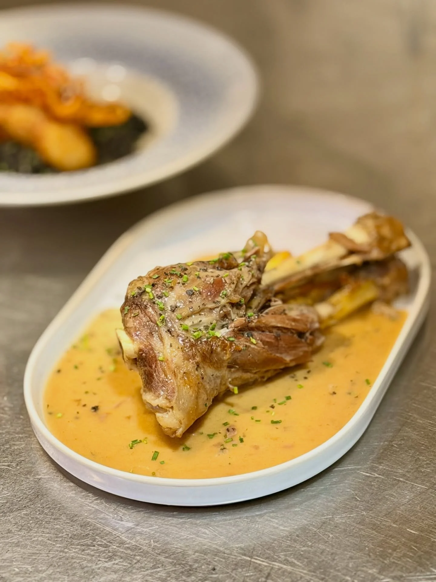 En Grecia, el cordero no es un plato. Es un idioma. 🐑
Cada regi&oacute;n lo habla a su manera &mdash; con lim&oacute;n, con especias, enterrado en el horno, cocinado a fuego lento hasta que ya no hace falta cuchillo.
En Kuzina lo tenemos en carta to