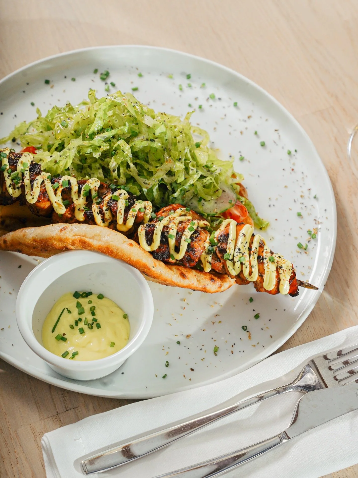 El souvlaki de pollo que no falla. 🇬🇷
Tierno, jugoso, con salsa de yogur y mostaza. En brocheta o en plato.
Simple, griego, nuestro.
Te esperamos en Kuzina 🧿
#Souvlaki #SouvlakiDePollo #CocinaGriega #Kuzina #kuzinavlc