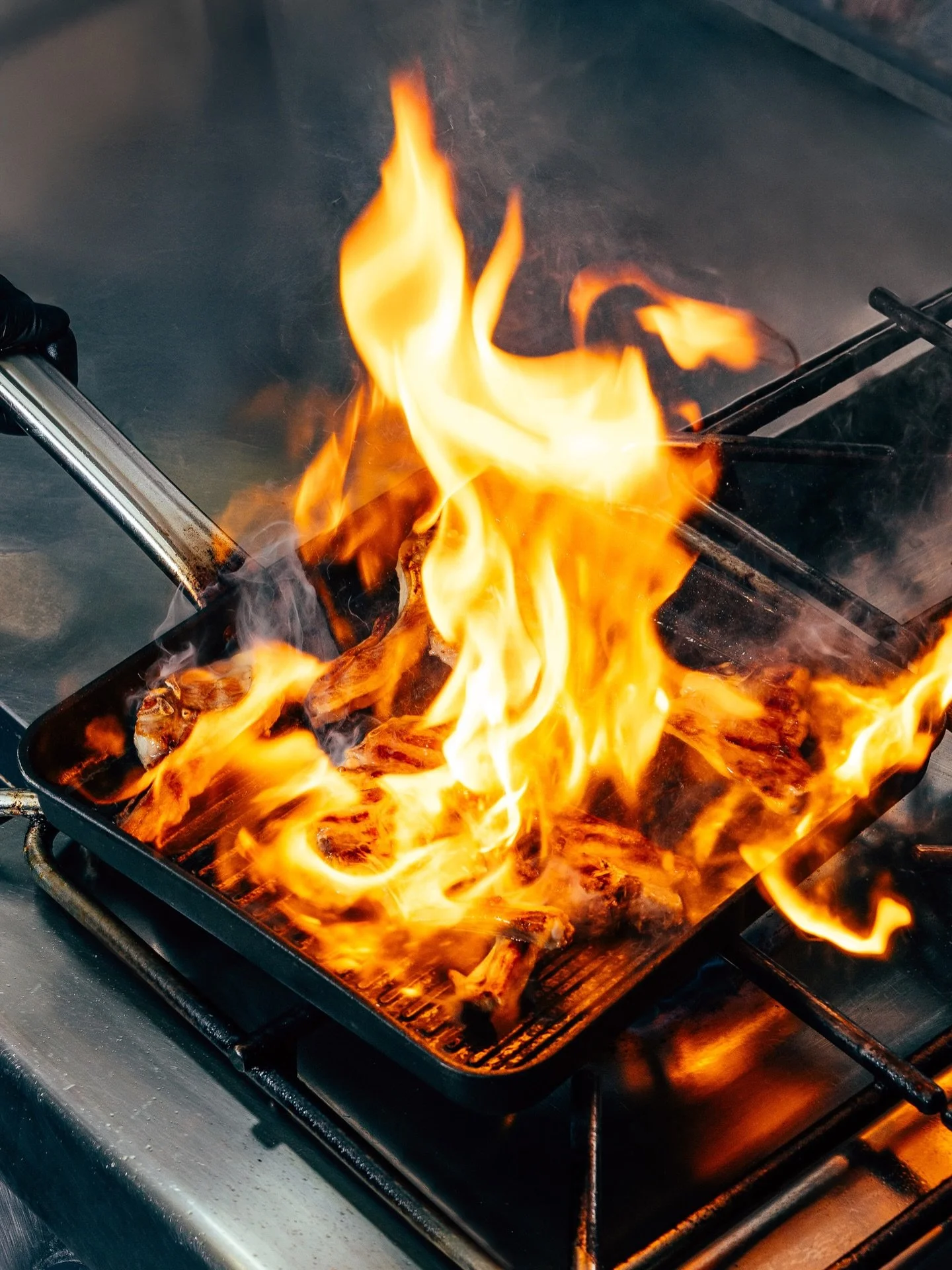 🔥 Chuletillas de cordero. Sin m&aacute;s historia.
Fuego fuerte, buen producto y el punto justo. Or&eacute;gano griego fresco y un chorro de aceite de oliva de Kalamata para terminar. As&iacute; es como se hacen.
&iquest;Las prefieres m&aacute;s hec