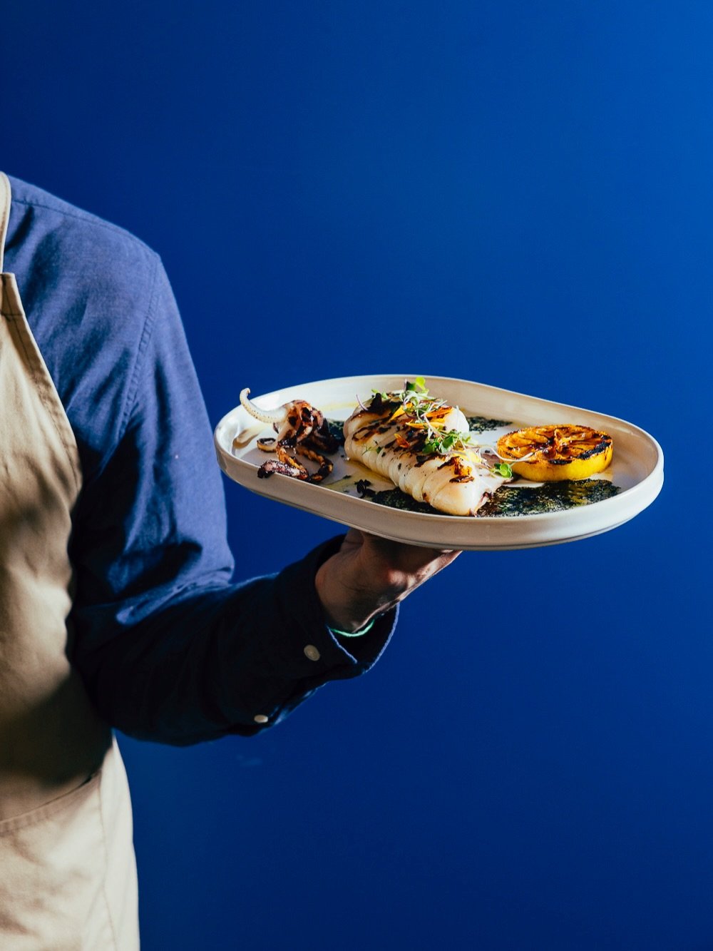 En Kuzina, el calamar se llama kalamari. 🦑
Fresco, con ladolemono &mdash; aceite de oliva y lim&oacute;n. Como siempre ha sido.
Sencillo. Mediterr&aacute;neo. De toda la vida.
Te esperamos 🫒
#Kalamari #ladolemono #CocinaGriega #Kuzina #kuzinavlc ​​