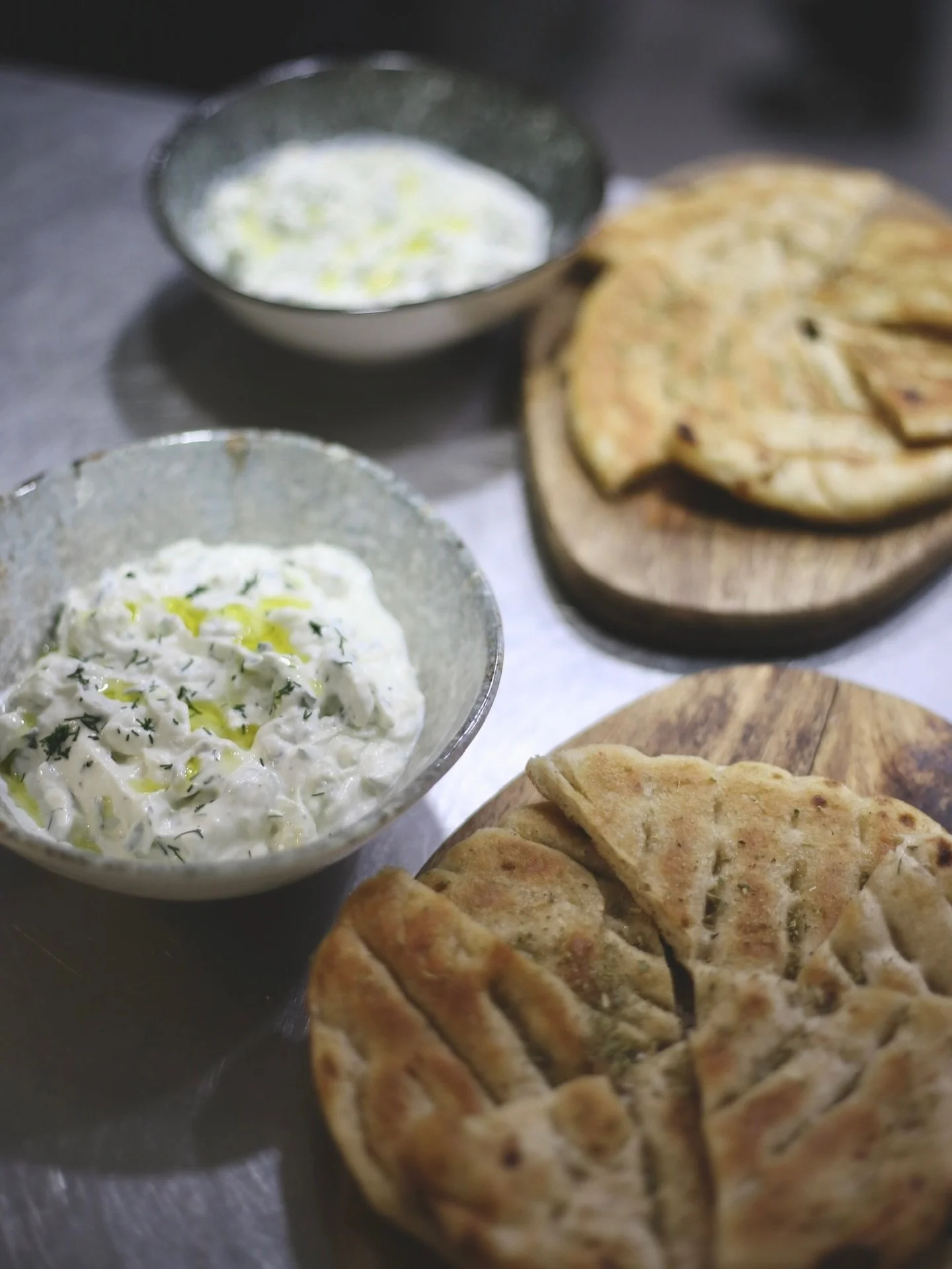 En Grecia, antes de comer, llegan ellos.
No son entrantes. No son aperitivo. Son el ritual que dice que la mesa est&aacute; lista y que no hay prisa.
Cada uno con su historia, su regi&oacute;n, su forma de comerse con pan.
Tzatziki. El m&aacute;s con