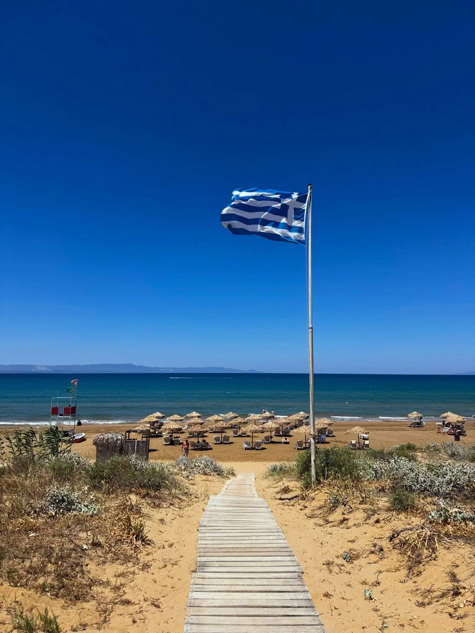 Nos queda poco para escaparnos. 🇬🇷
Cada a&ntilde;o, en alg&uacute;n momento del verano, nos escapamos a Grecia. No como turistas. Como quien vuelve a casa.
Este a&ntilde;o, el Peloponeso. Tierra antigua, pueblos que no salen en las gu&iacute;as, pl