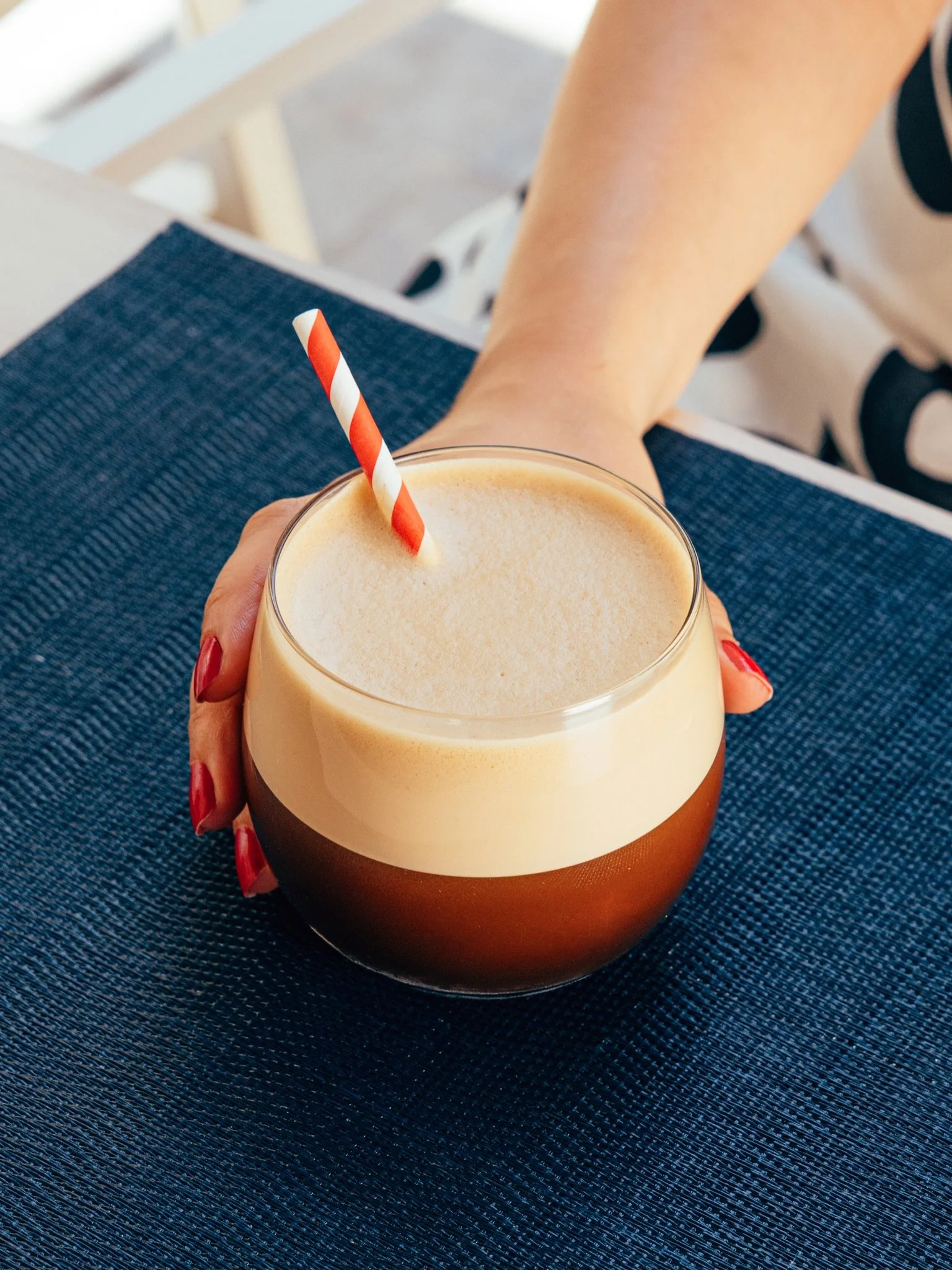 &iquest;Frapp&eacute; o Freddo? El duelo de gigantes en Kuzina ☕️🇬🇷**
El caf&eacute; es un ritual sagrado en Grecia, pero cuando llega el calor, la batalla por el trono de los fr&iacute;os se pone interesante. Desliza para descubrir cu&aacute;l de 
