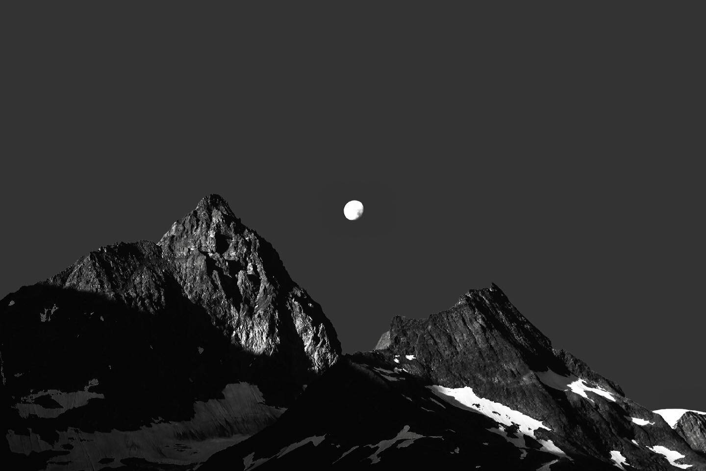 Hey moon 
&bull;
I&rsquo;ve been working on this image for like 2 years now and I think I&rsquo;m finally happy with it. 
&bull;
&bull;
&bull;
&bull;
#sustenpass #myswitzerland #bwphotography #bwlandscape #landscapephotography #sunrise #moon #moonset