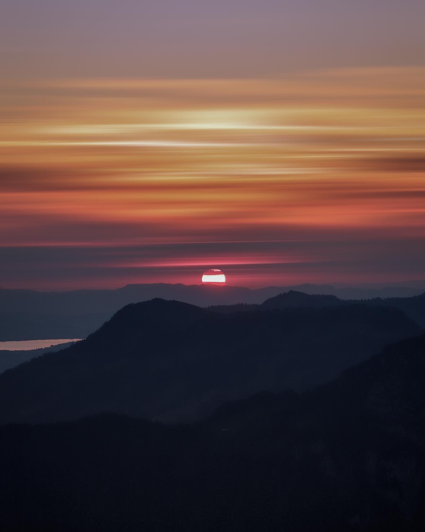 firey skies 
&bull;
&bull;
&bull;
&bull;
#sunset #sungoesdown #fireyskies #ig_swiss #landscapephotography #canonlandscape #stoos #summeriscoming #mountainlovers #mountainvibes #mountainsunset