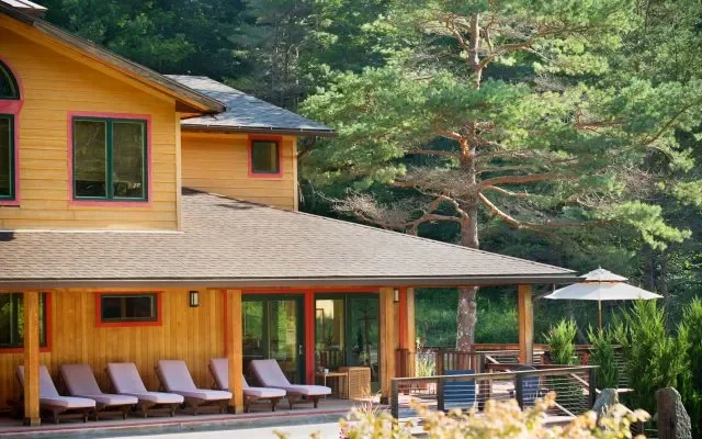 Spa-Exterior-2-640x400.webp