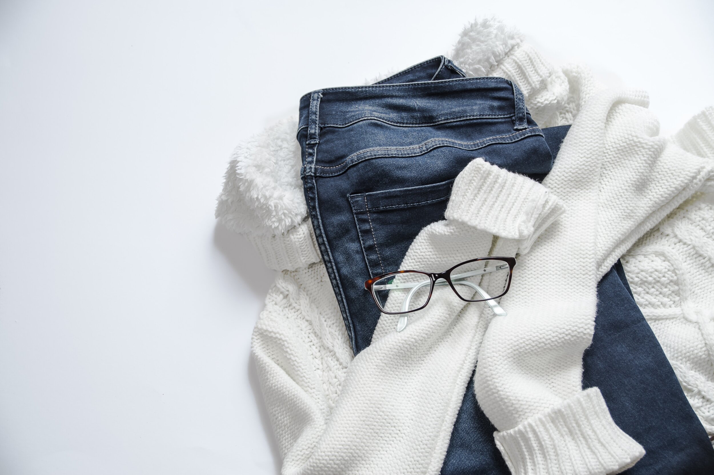 black-framed-eyeglasses-on-white-jacket-and-blue-denim-934070.jpg