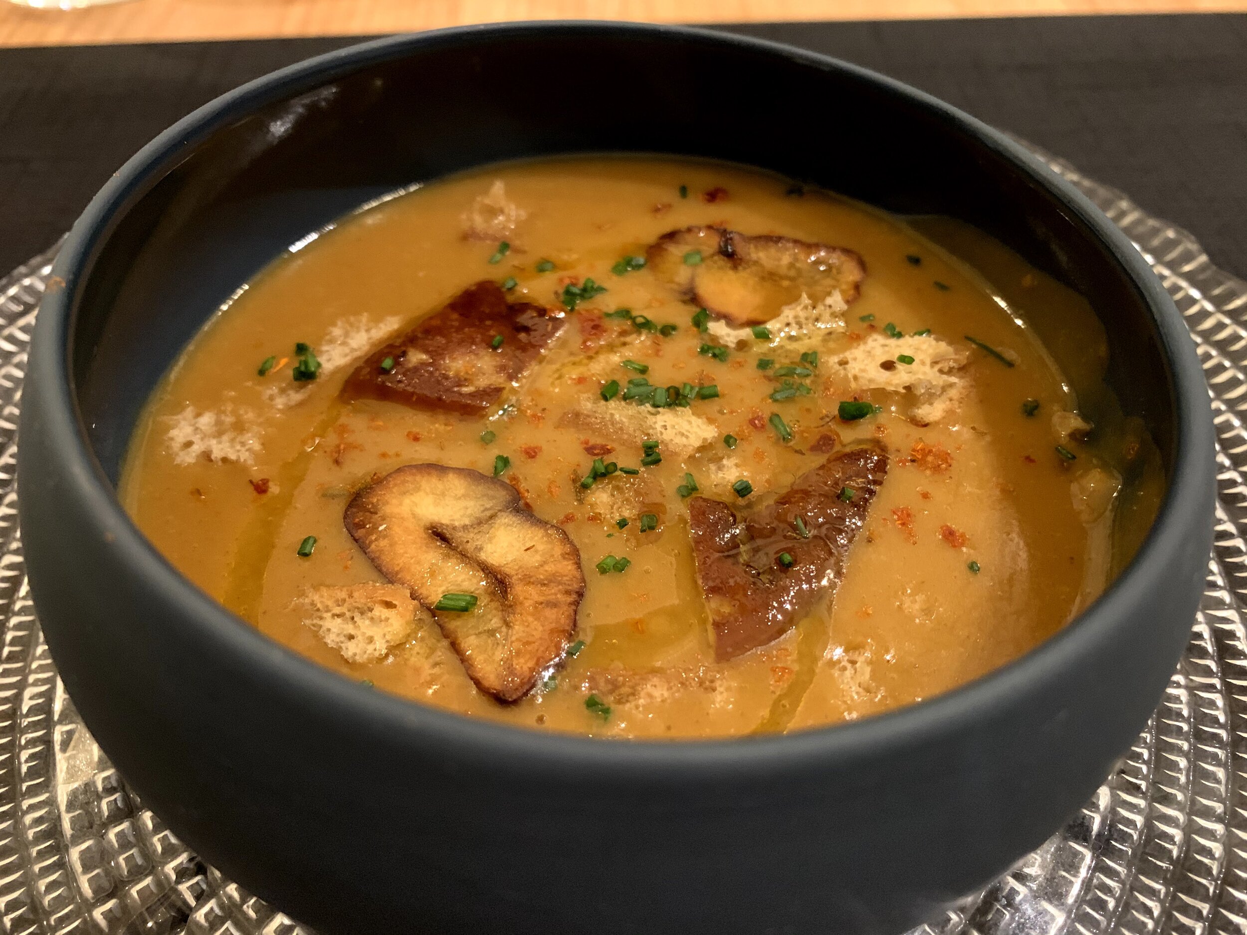 Sopa de ajo y castañas con foie y harissa