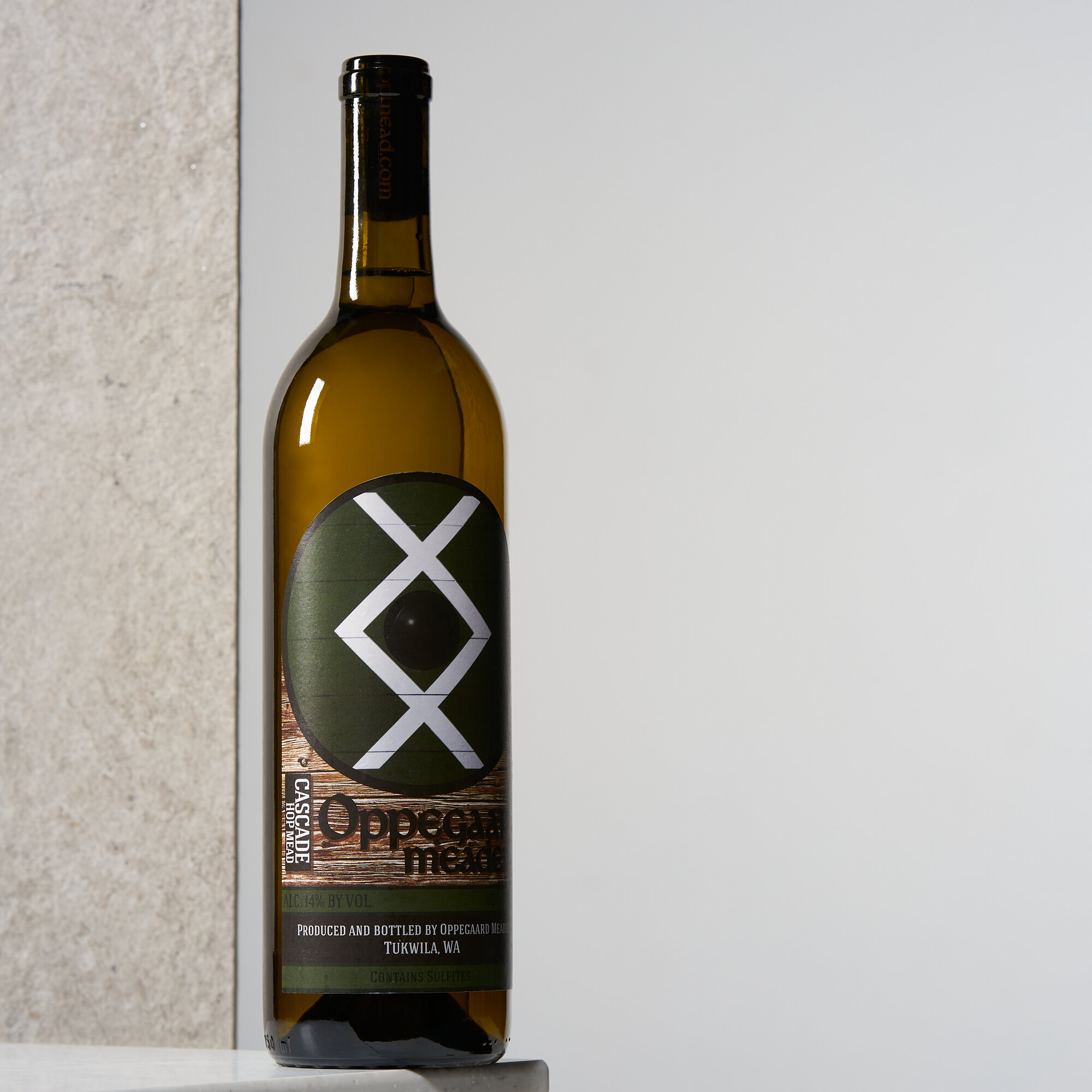 CASCADE HOPThe venerable cascade hop adds to the aroma in the form of white lilacs, oranges, tangerine rind, and soft peaches. The palate experiences flavors that get more and more exotic in nature with fruits like kiwi, white Japanese pear, nectari…